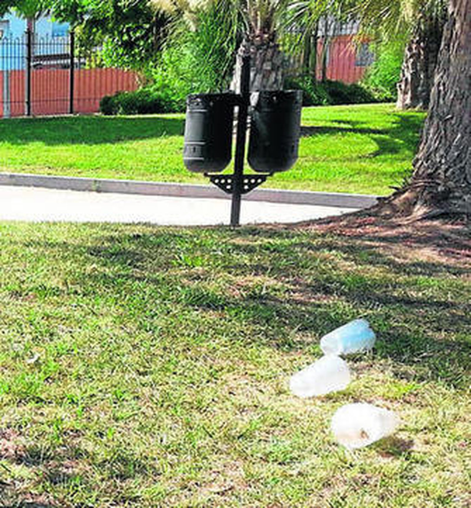 La gran pintada con la que amaneció ayer este banco en el paseo de Astilleros, justo detrás de la piscina municipal.