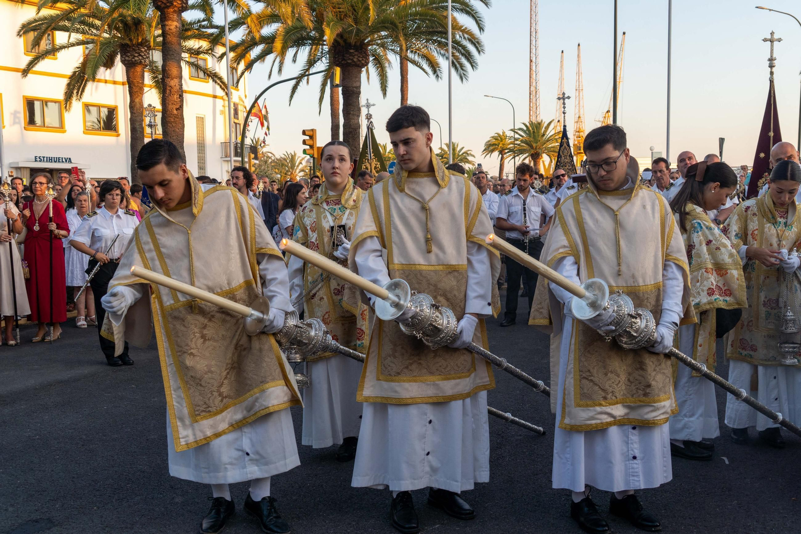 Imágenes de la procesión La Virgen del Carmen por las calles de Huelva