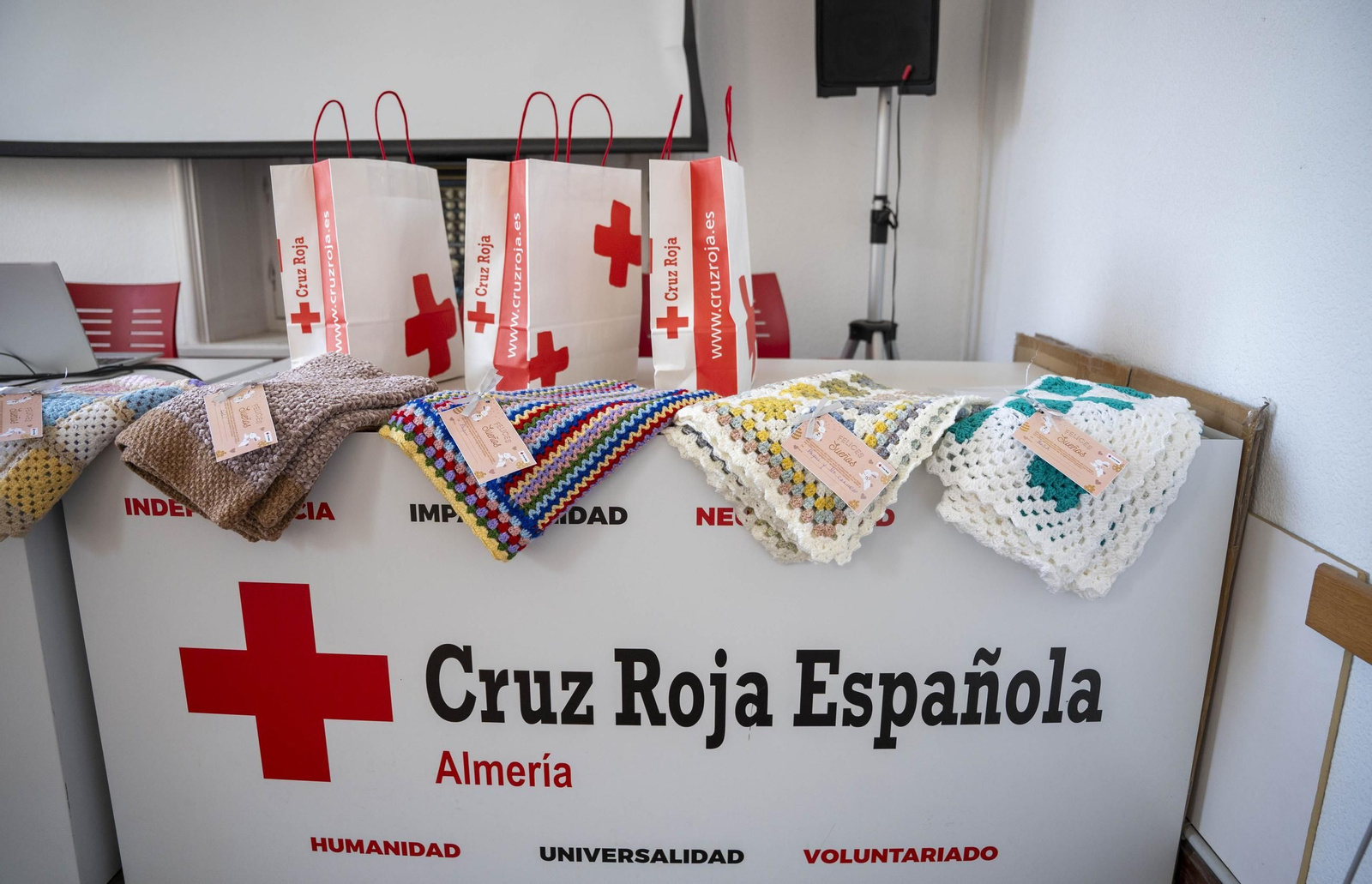 Cruz Roja realiza la entrega de mantitas solidarias a las familias de acogida