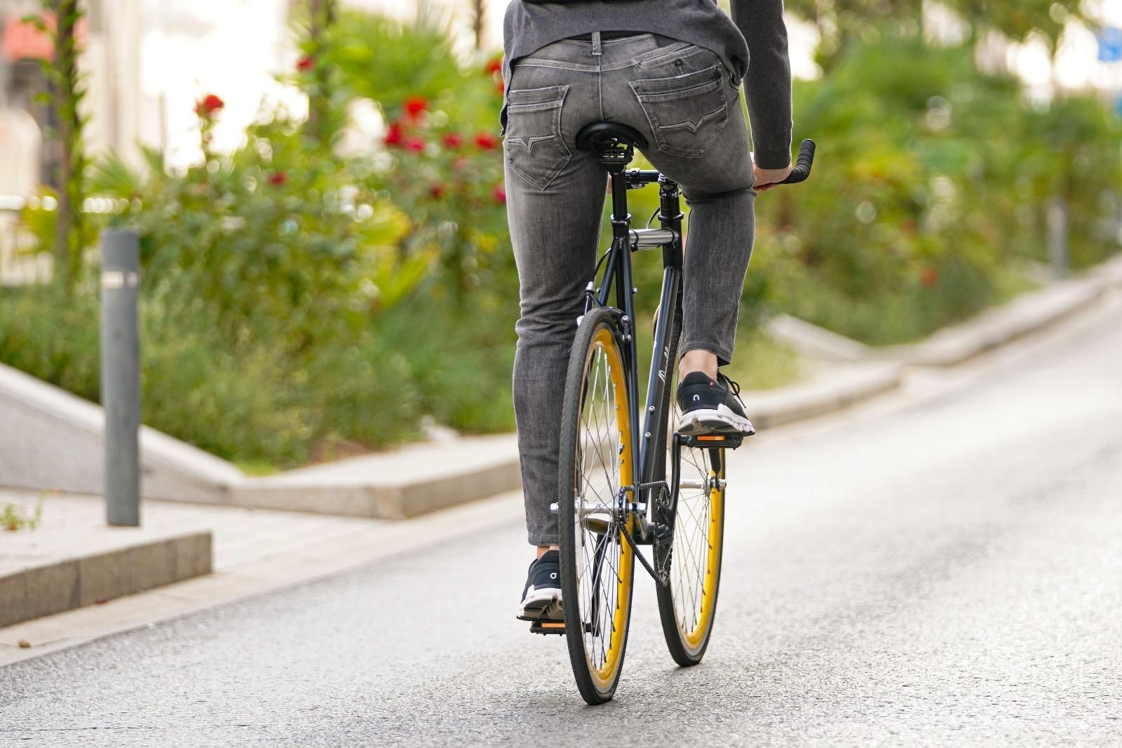 Un ciclista circula por Pozoblanco.