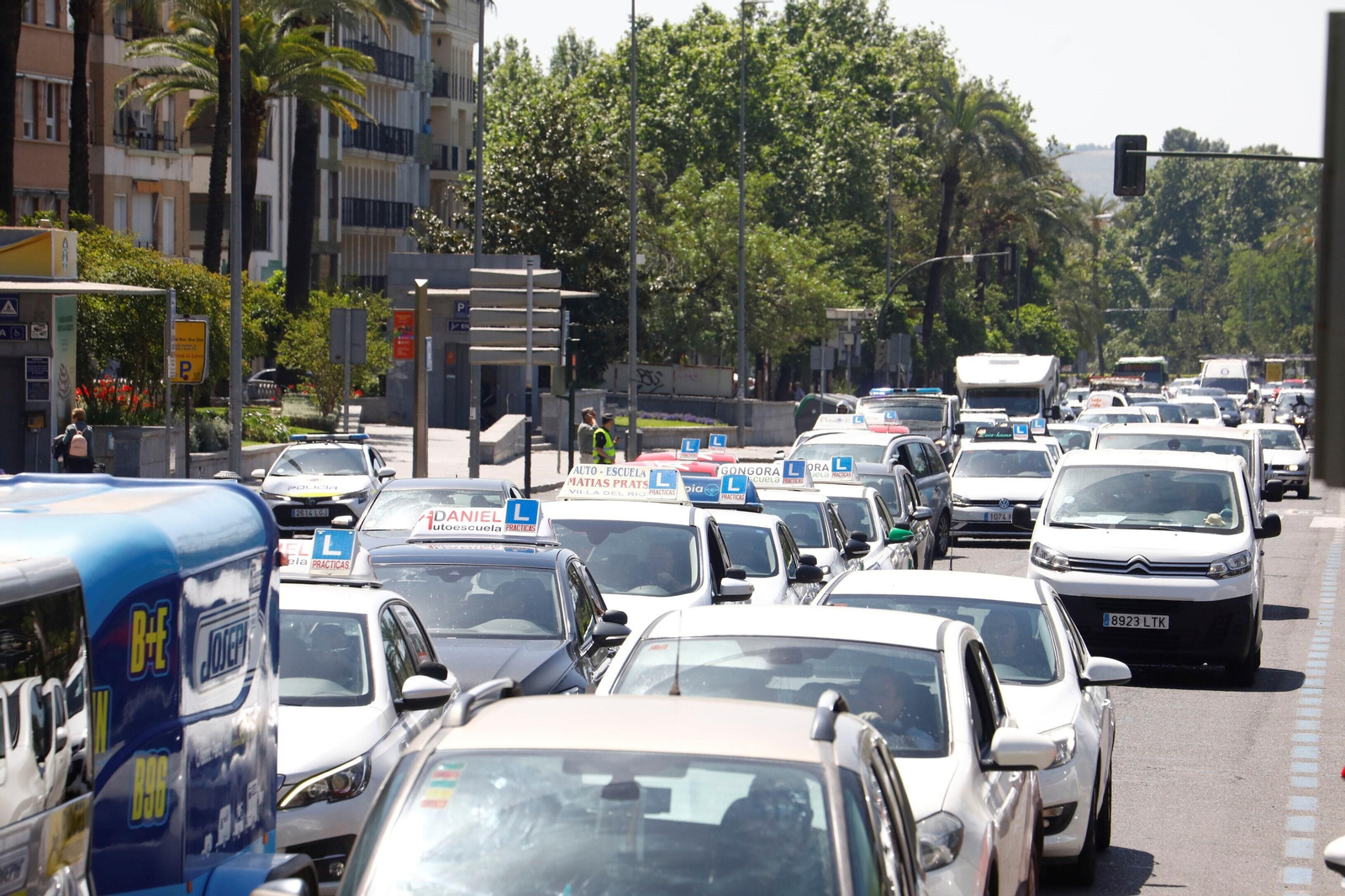 La protesta de las autoescuelas de Córdoba, en imágenes