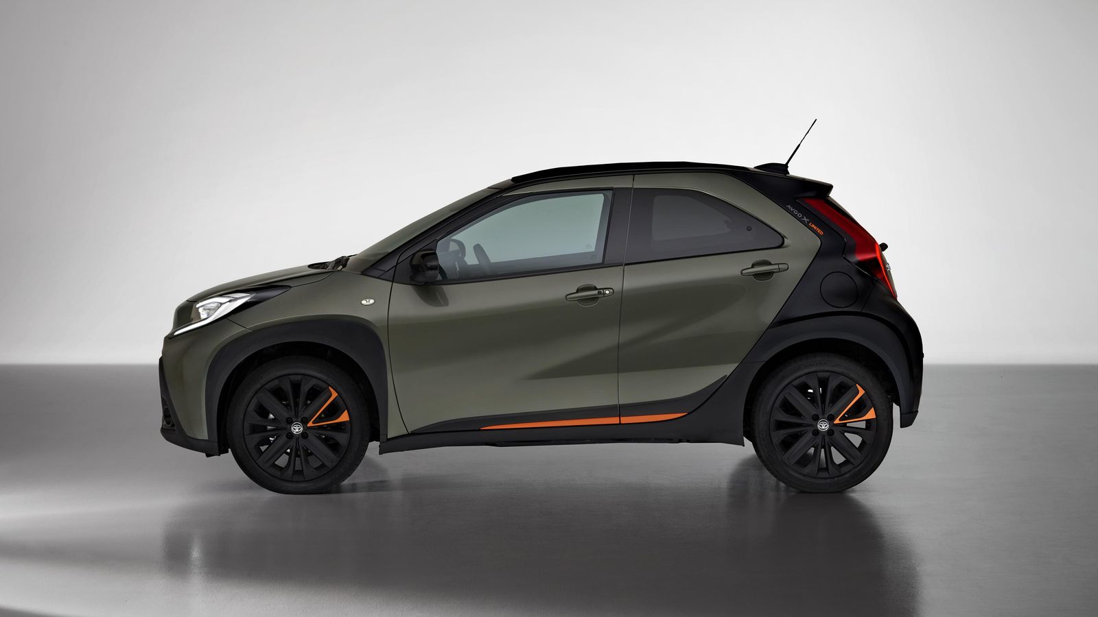 El motor será, en todos los casos, un viejo conocido: el tres cilindros 1.0 KR-FE, como el que mantienen los Citroën C1 o Peugeot 108.