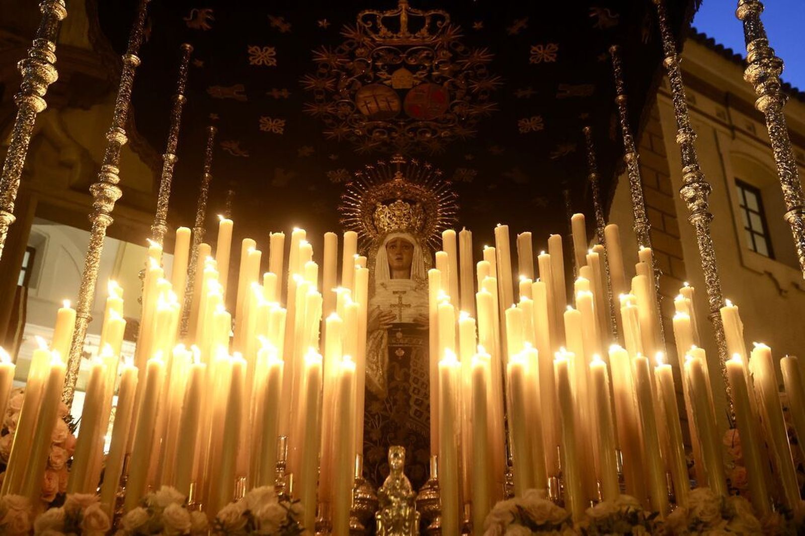 El palio de Montserrat la tarde del Viernes Santo