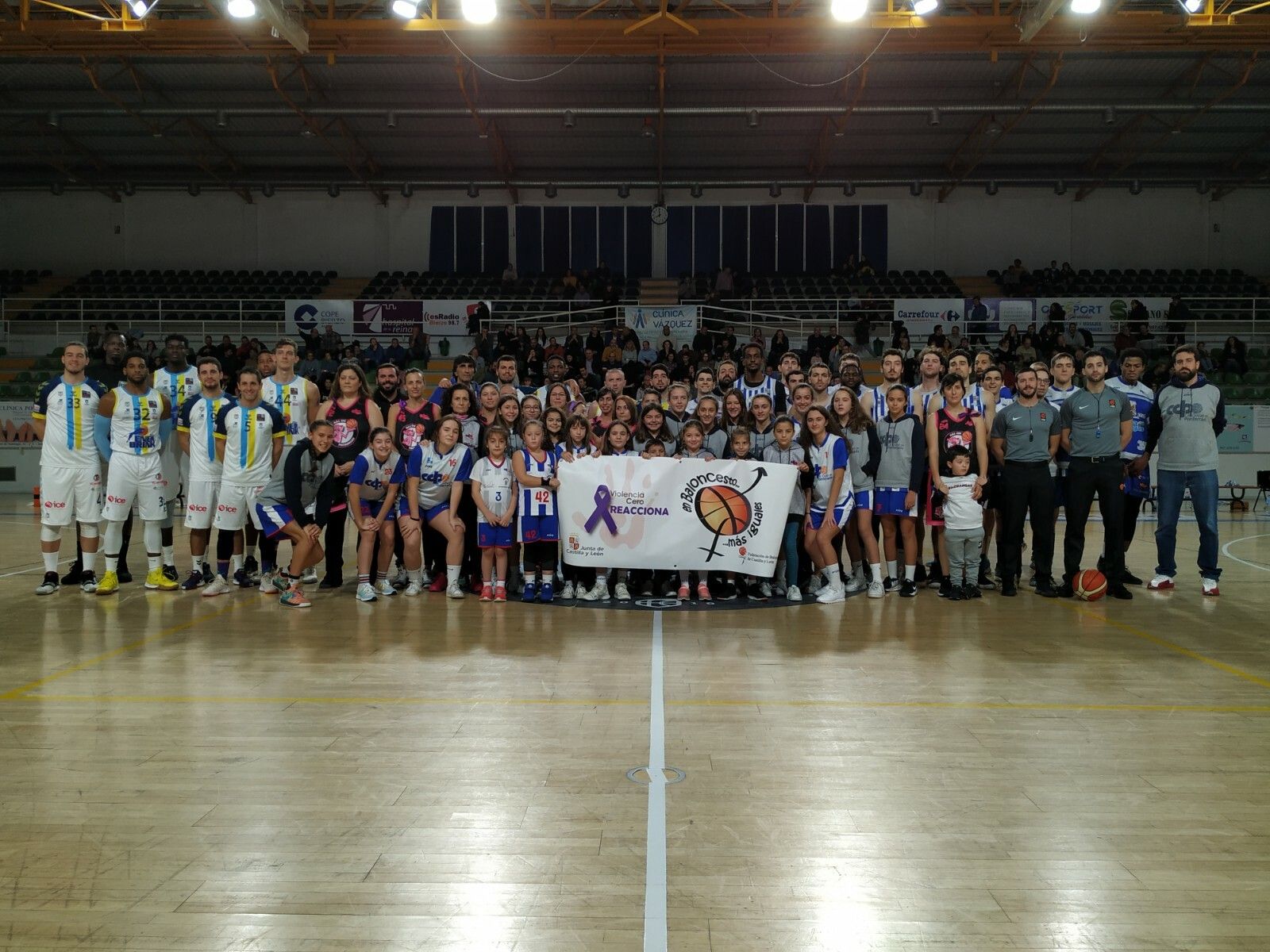 Ciudad de Ponferrada y Udea posan juntos antes del partido.