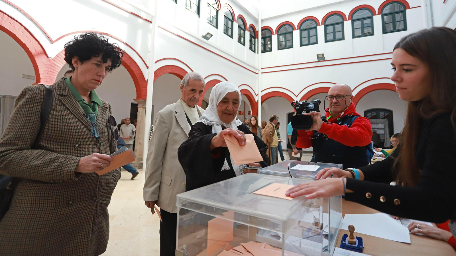 Las mejores fotos de la jornada electoral en Algeciras