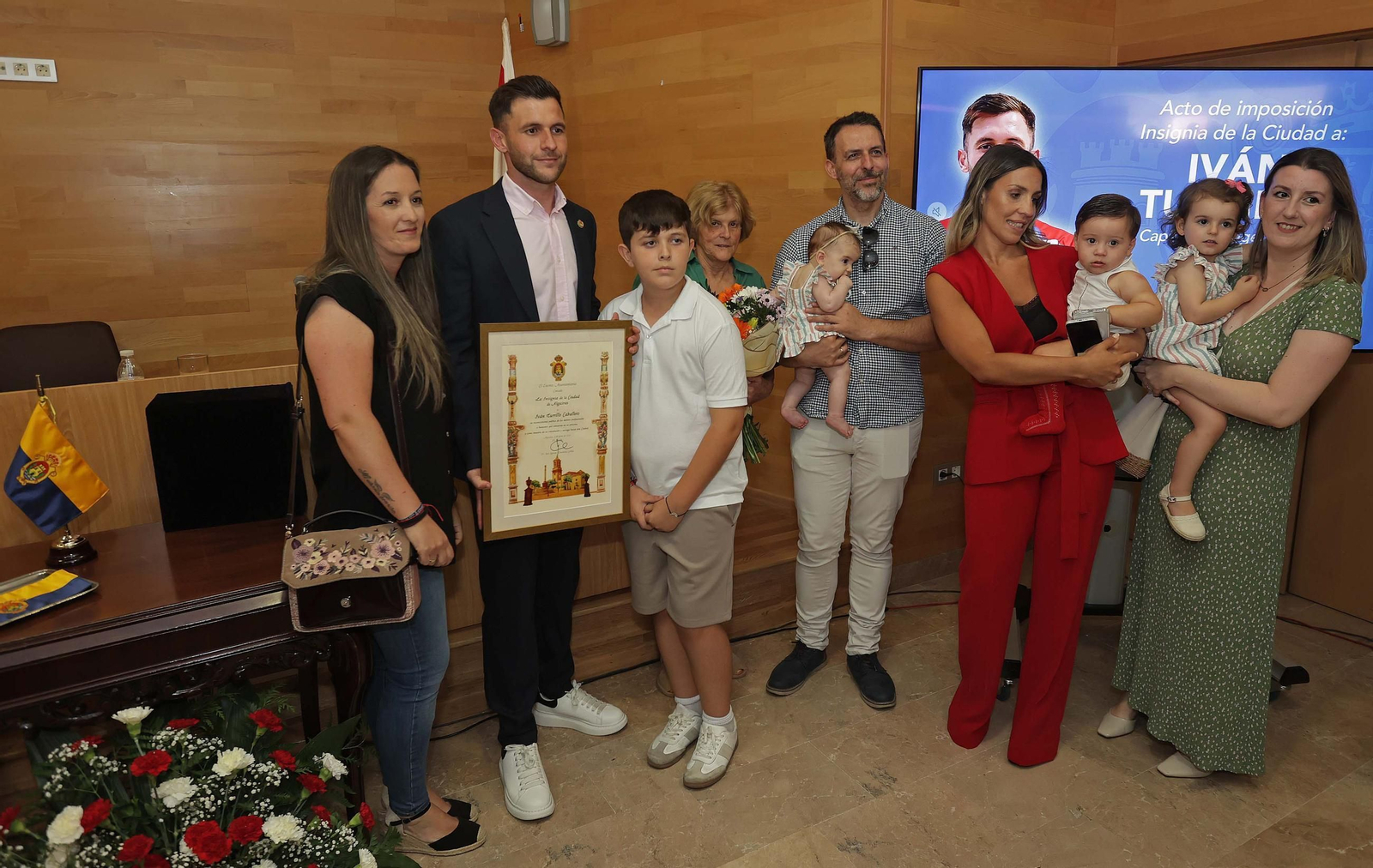 El acto de imposición de la insignia de la ciudad de Algeciras a Iván Turrillo, en imágenes