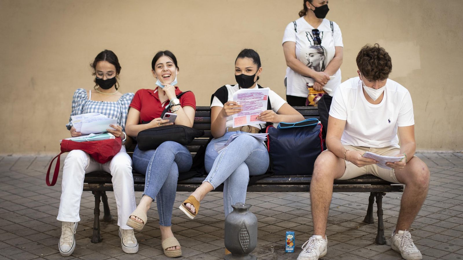 Elena Moreno, Cristina Pérez, Natalia Robles y Sergio Muñoz, en un banco.