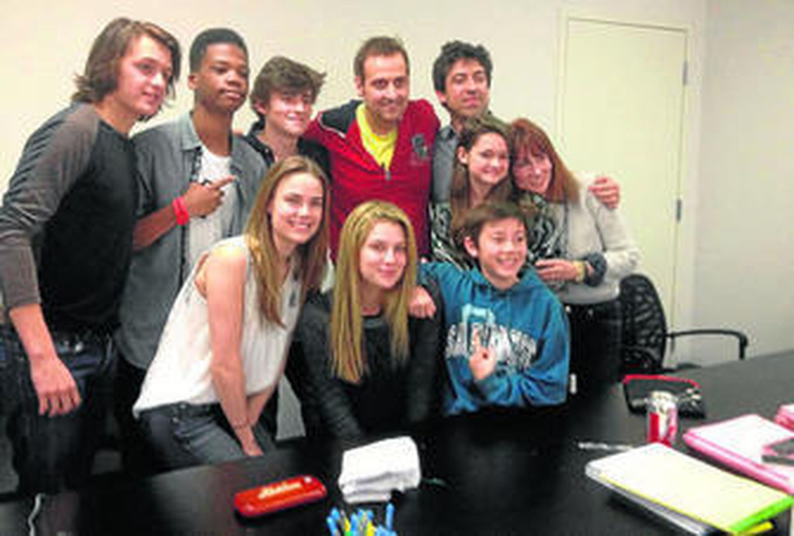 Albert Espinosa, segundo por la derecha de pie, con los actores de la serie 'Red Band Society'.