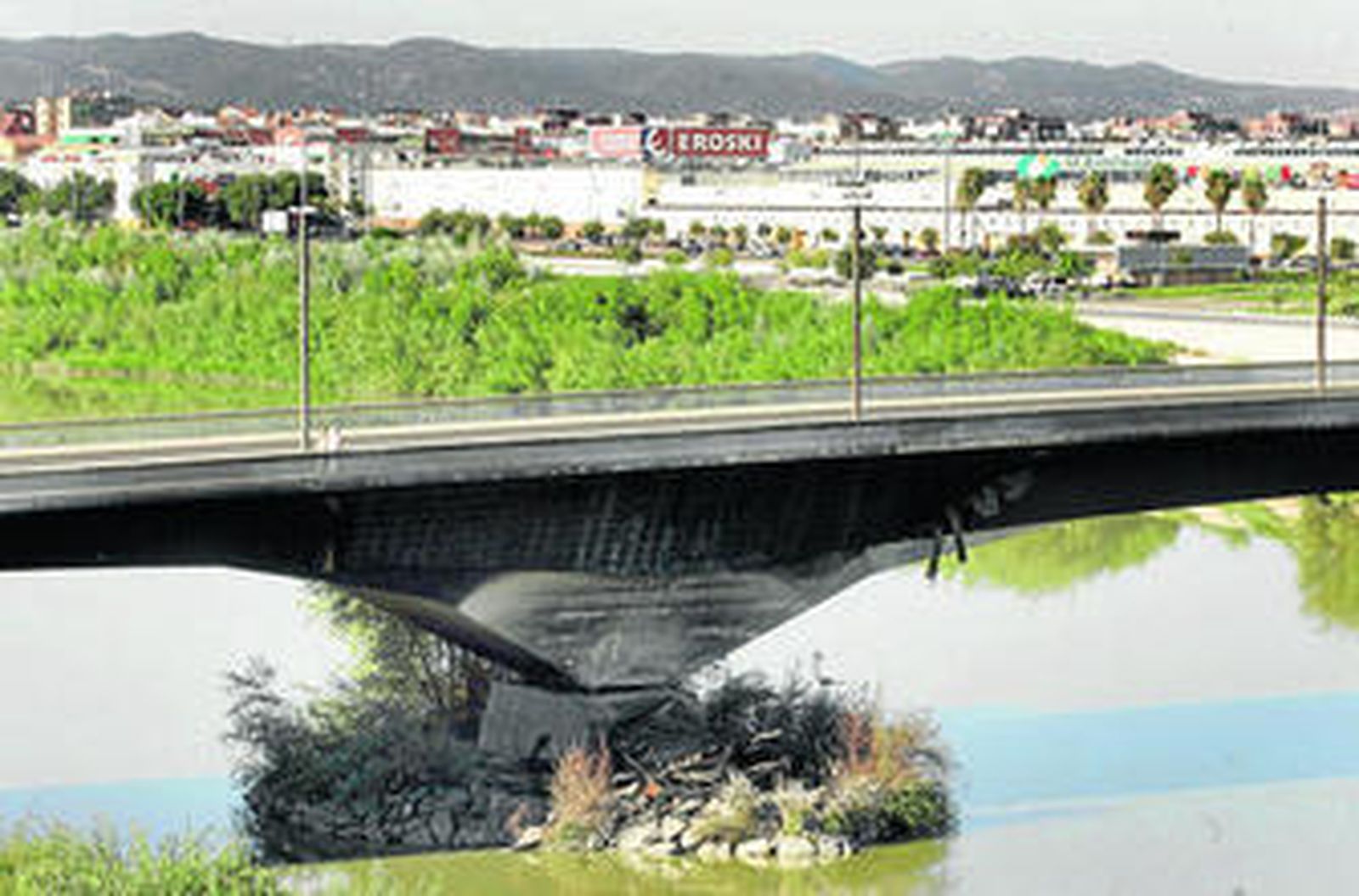 Aspecto que presentaba ayer por la tarde el puente del Arenal.
