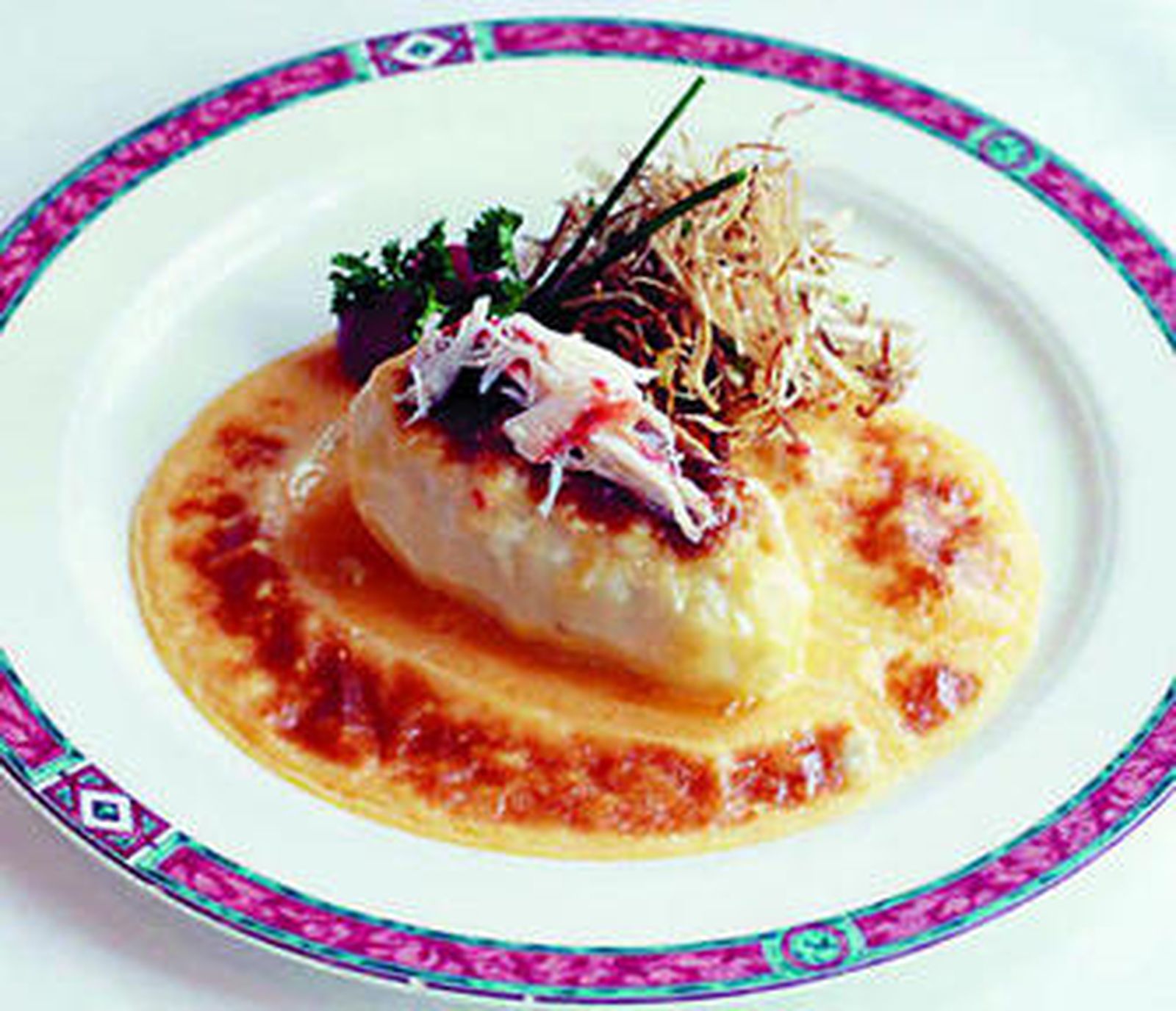 Nido de patata relleno de carne de cangrejo gratinado