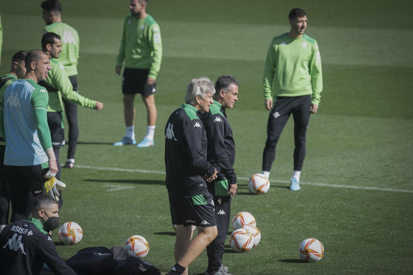 Pellegrini, junto a Alexis, rodeado de sus jugadores en el entrenamiento de ayer.