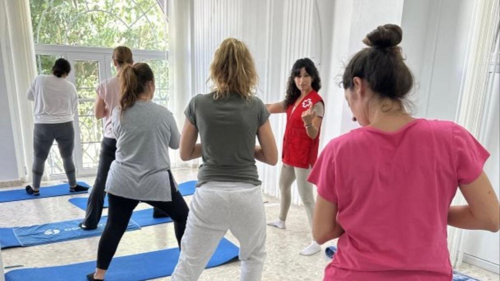 Varias alumnas participan en uno de los talleres de Cruz Roja.