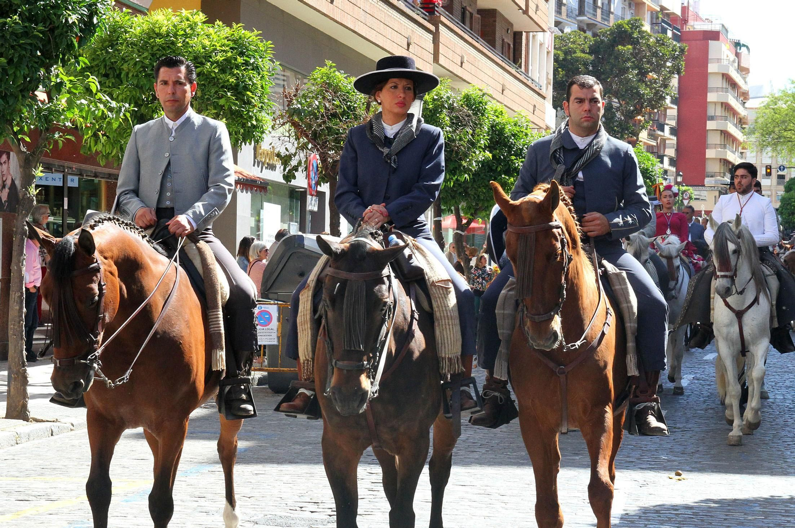 Imágenes de los caballistas, peregrinos a pie y carros de la Hdad de Emigrantes