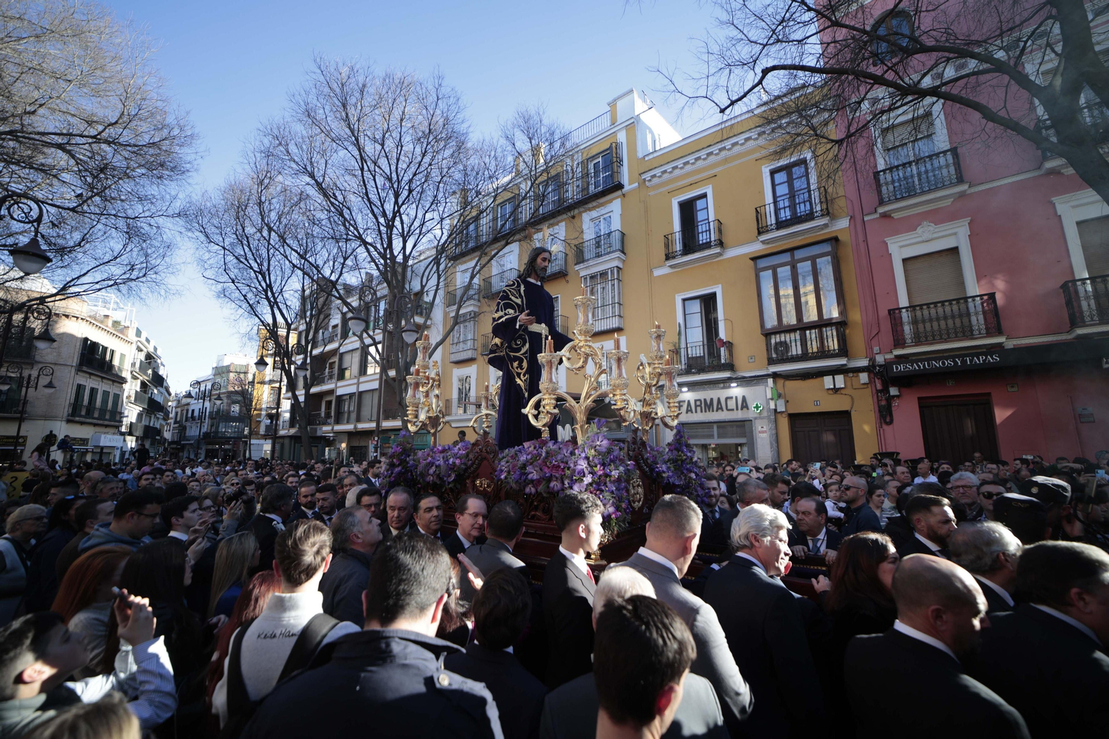 Las imágenes del viacrucis de las cofradías 2024