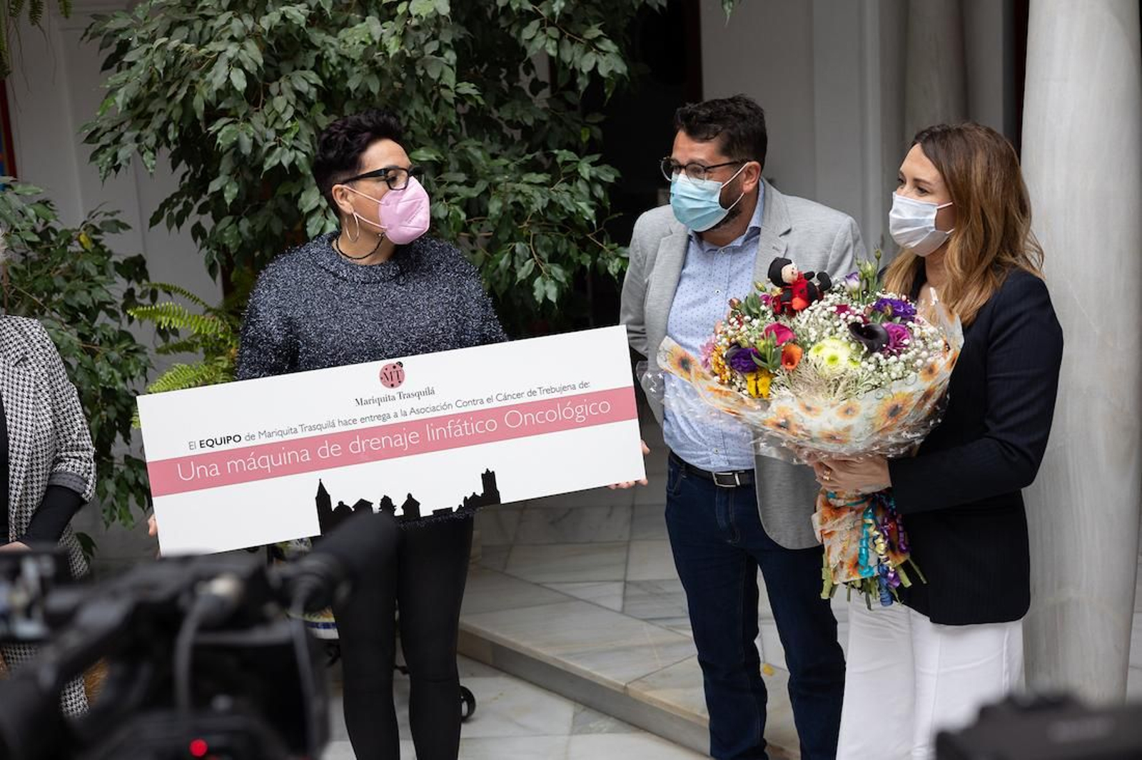 El alcalde, con la propietaria de Mariquita Trasquilá y la presidenta de la Asociación contra el Cáncer de Trebujena en el Ayuntamiento.