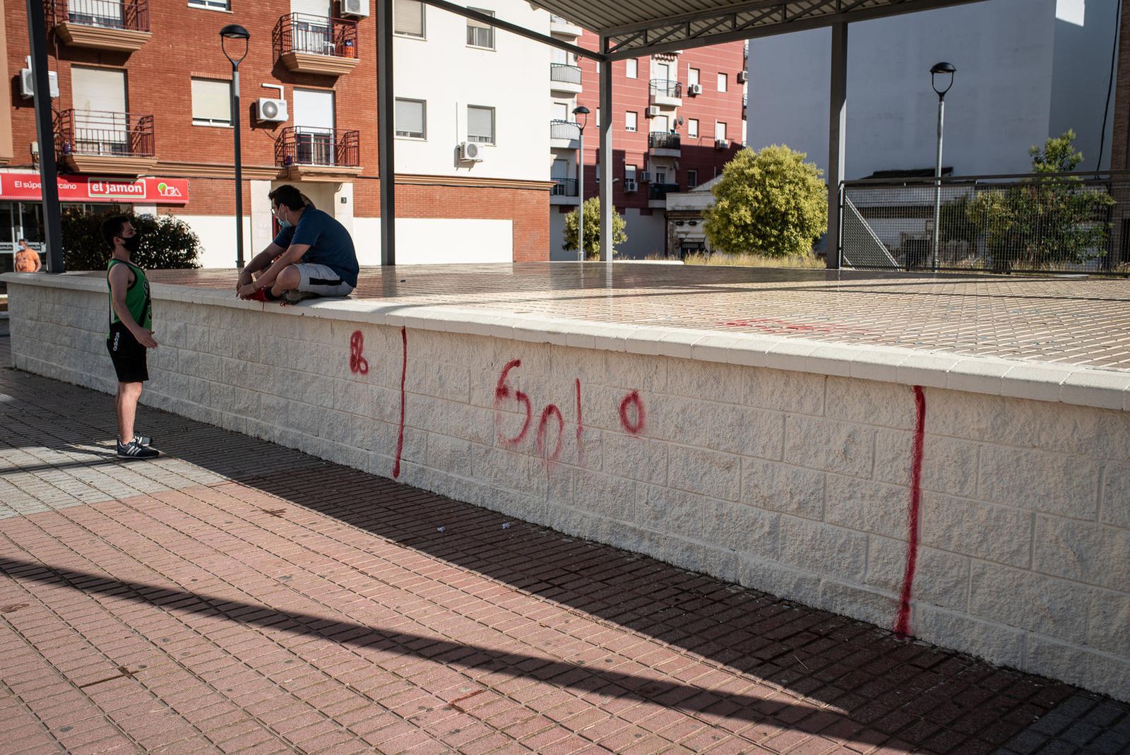 Pintadas en la base del escenario de la Plaza Don Miguel.
