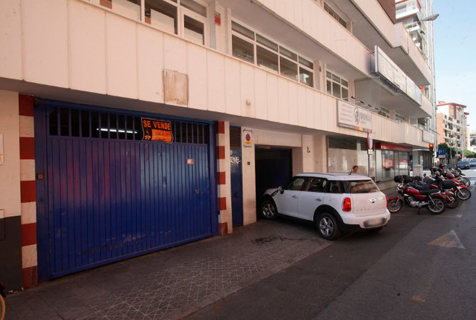 Un coche entra en el garaje comunitario donde donde fue robado el BMW X5