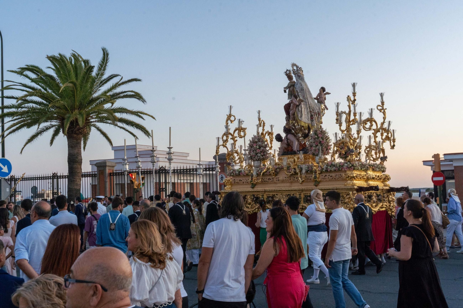 Imágenes de la procesión La Virgen del Carmen por las calles de Huelva