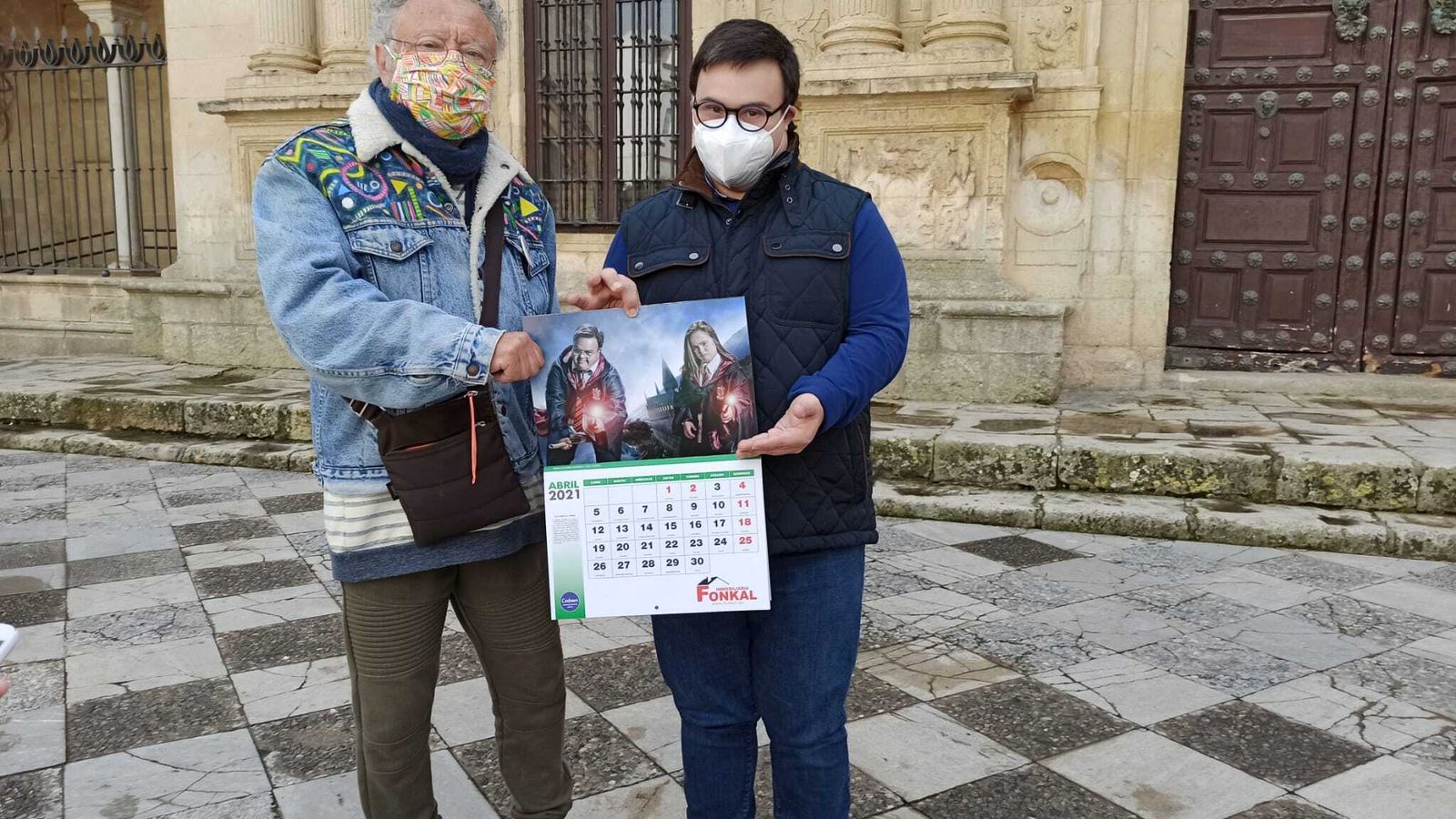 El artista Gonzalo Torné adquiere el calendario solidario de la mano de Marco Antonio Romero Quevedo.