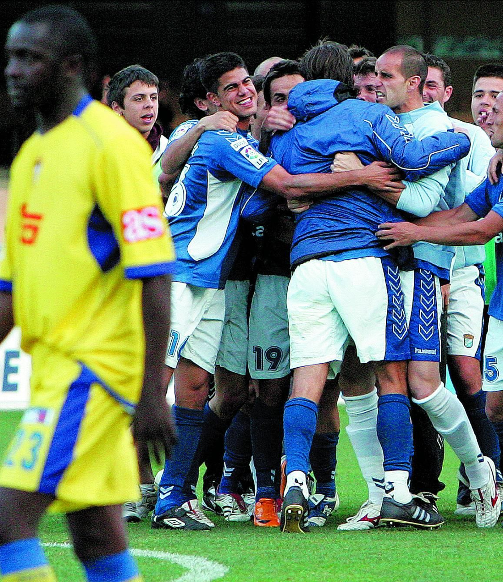 Los jugadores azulinos celebran el gol de Yordi en el descuento.
