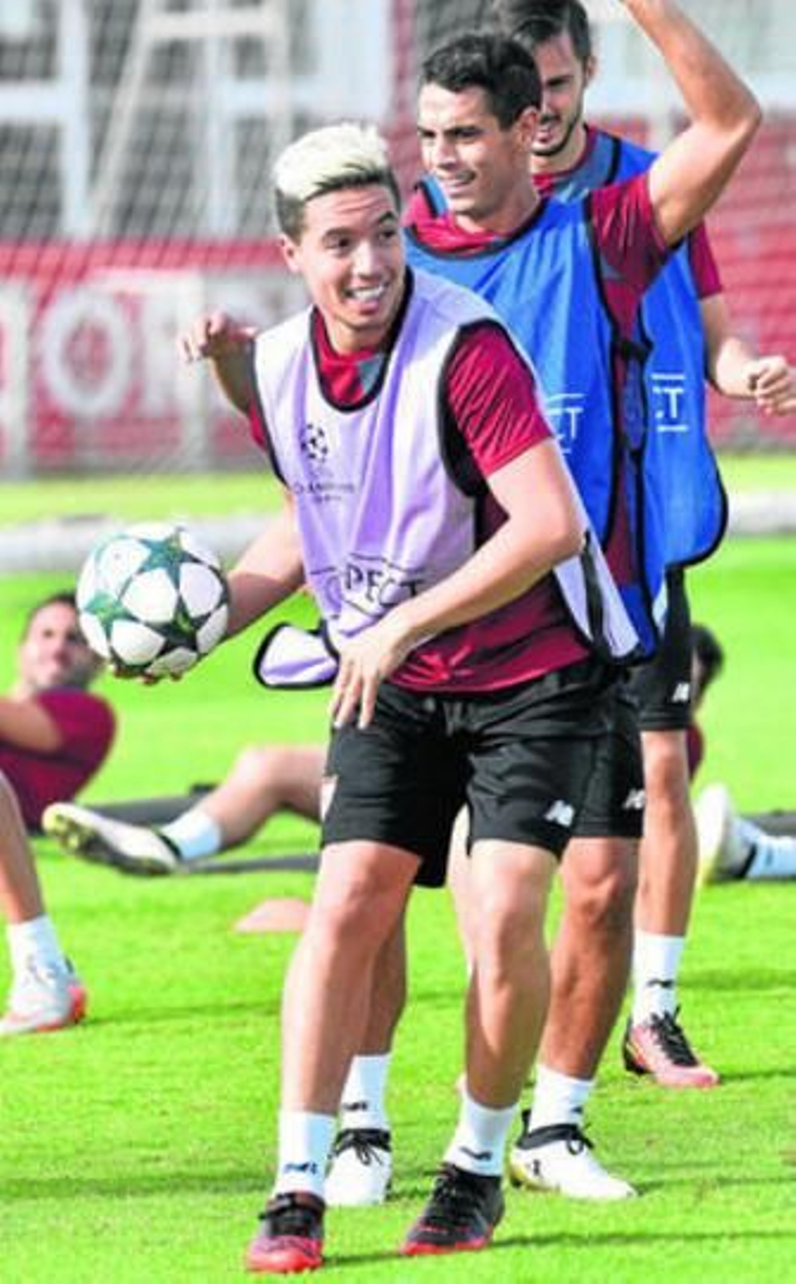 Nasri, seguido de Ben Yedder, inicia uno de los ejercicios en la previa del partido ante el Lyon.