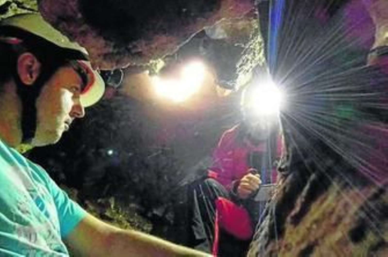 El arqueólogo de Sanlúcar (izquierda), trabajando dentro de la cueva.