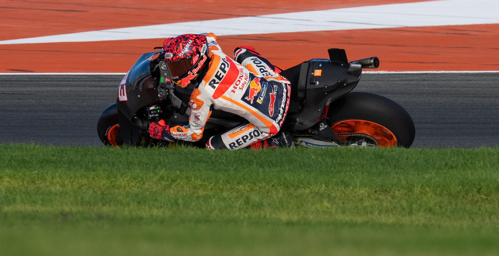 Marc Márquez, rodando con una de las tres Honda que le ha preparado la fábrica nipona para el test de Valencia.