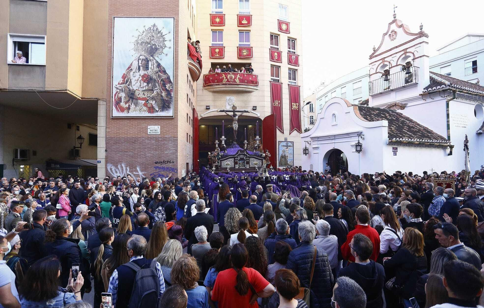 Las inmediaciones de la casa hermandad, completamente llenas en la salida del Santísimo Cristo de los Milagros
