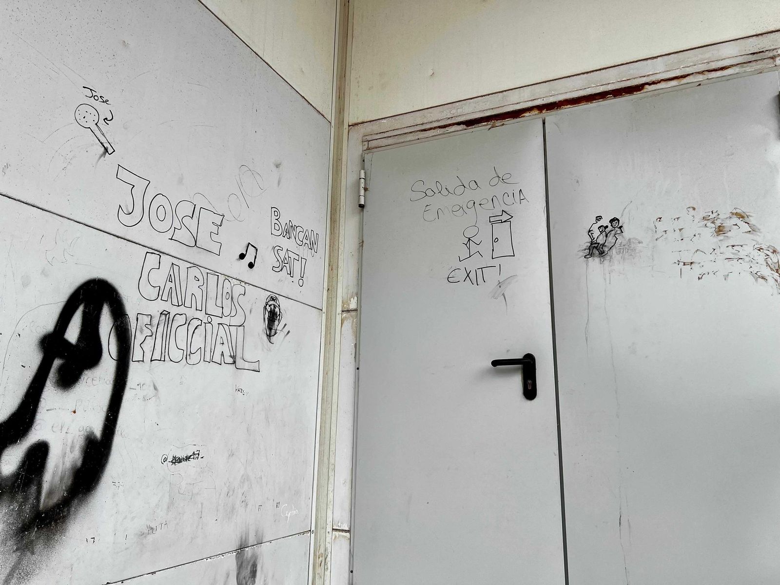 Pintadas en las puertas de las instalaciones barreñas.