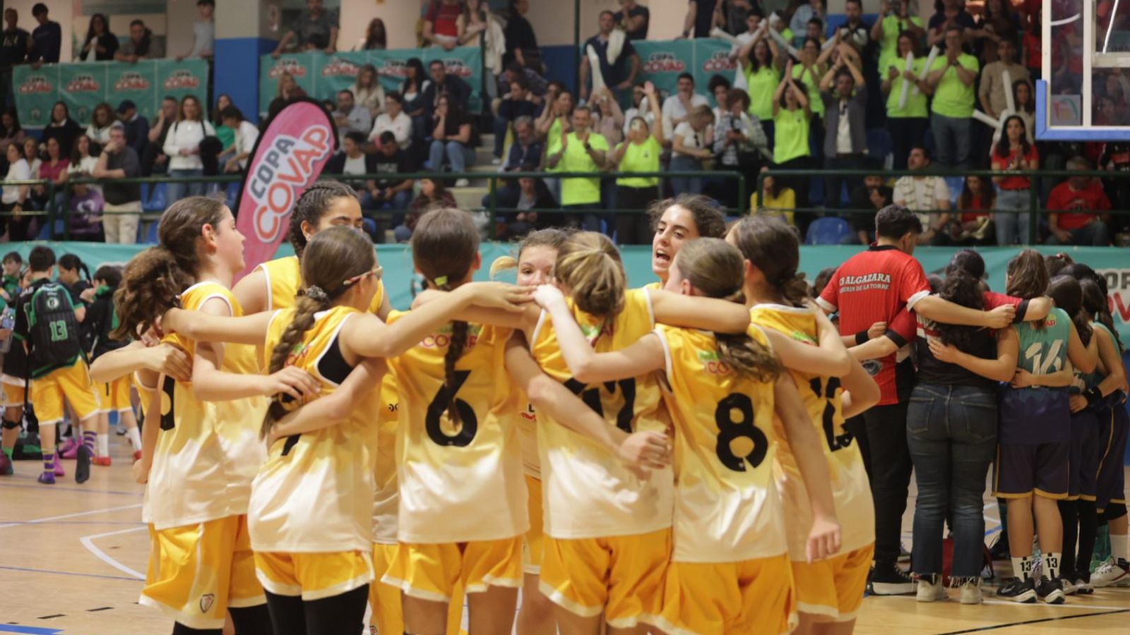 Un equipo de baloncesto celebra su triunfo en una fase de la edición anterior de la Copa Covap.