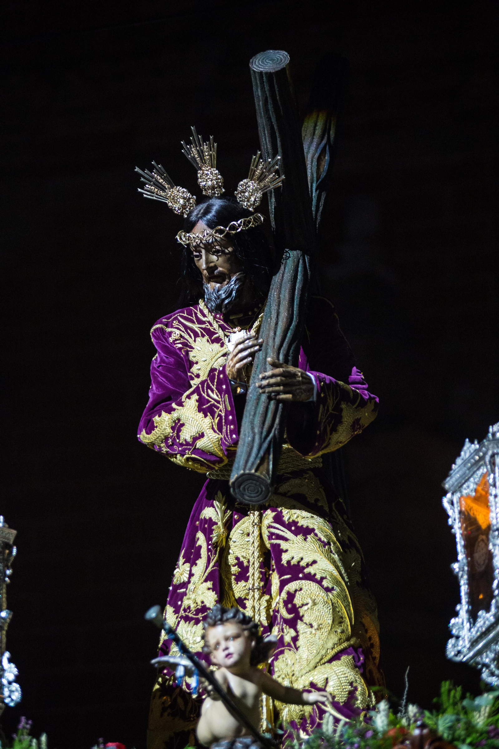 Madrugada de Viernes Santo en San Fernando: Las imágenes del Nazareno
