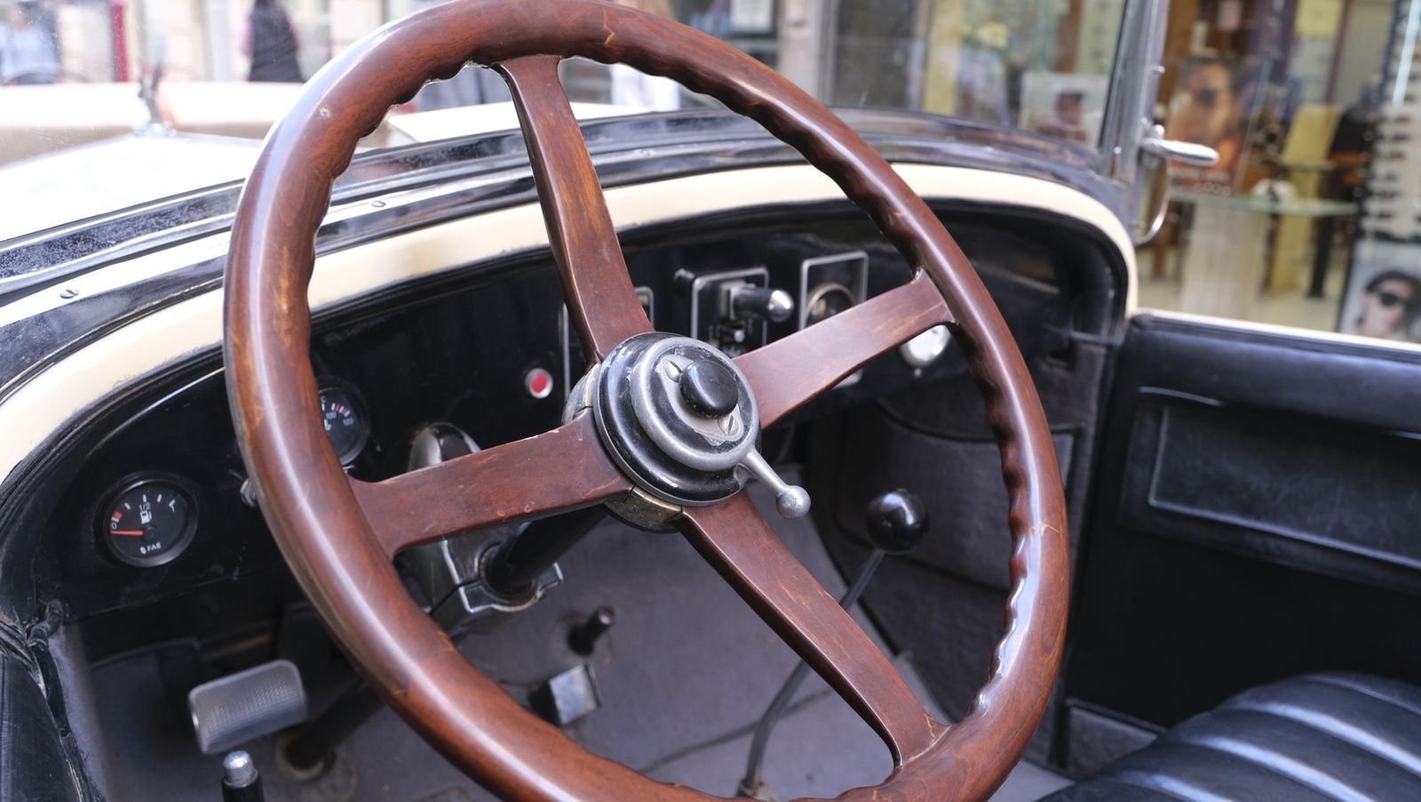 La 33 Ruta de Automóviles Antiguos toma las calles de Almería