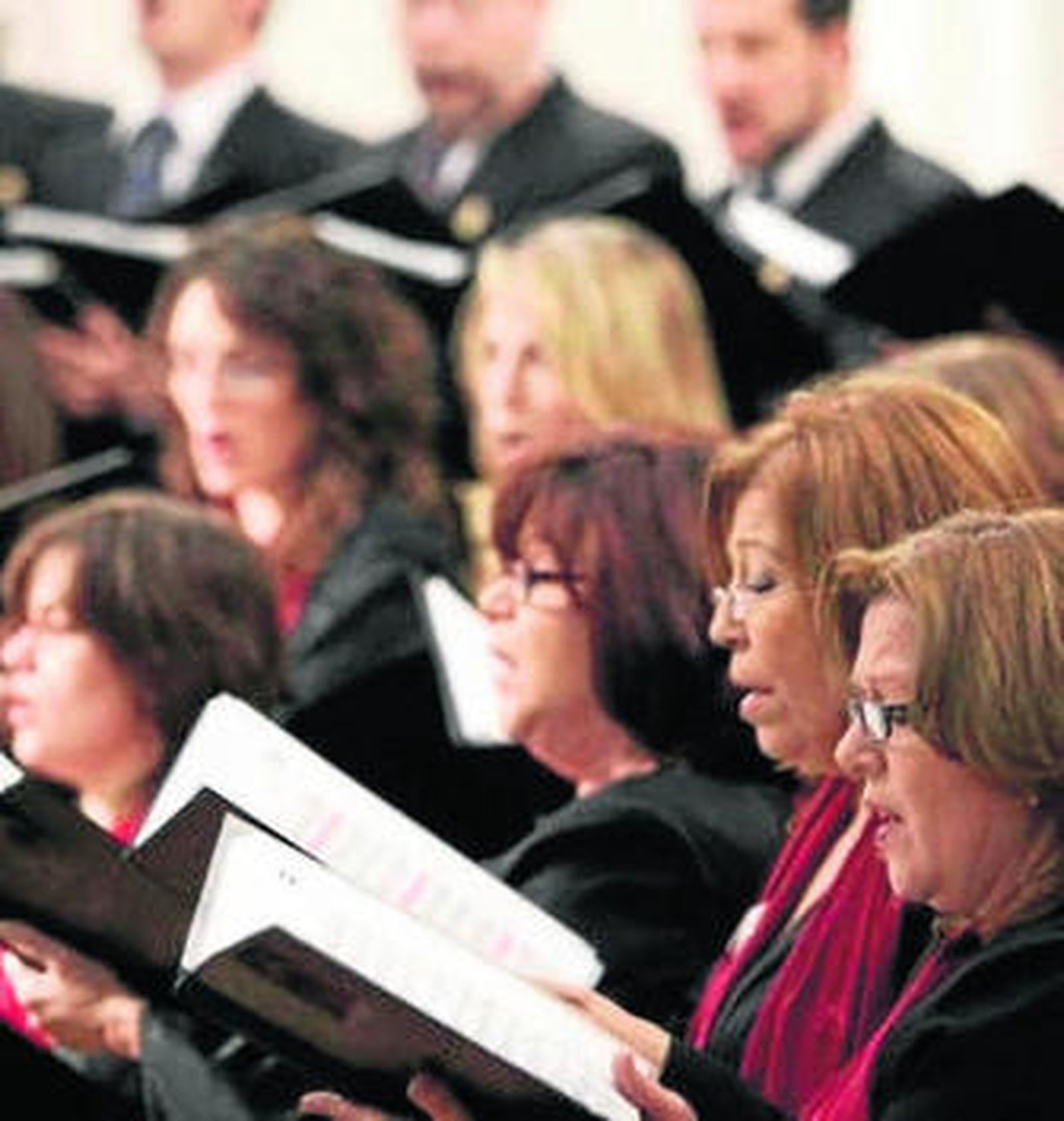 Integrantes de la Coral Antares, durante un concierto.
