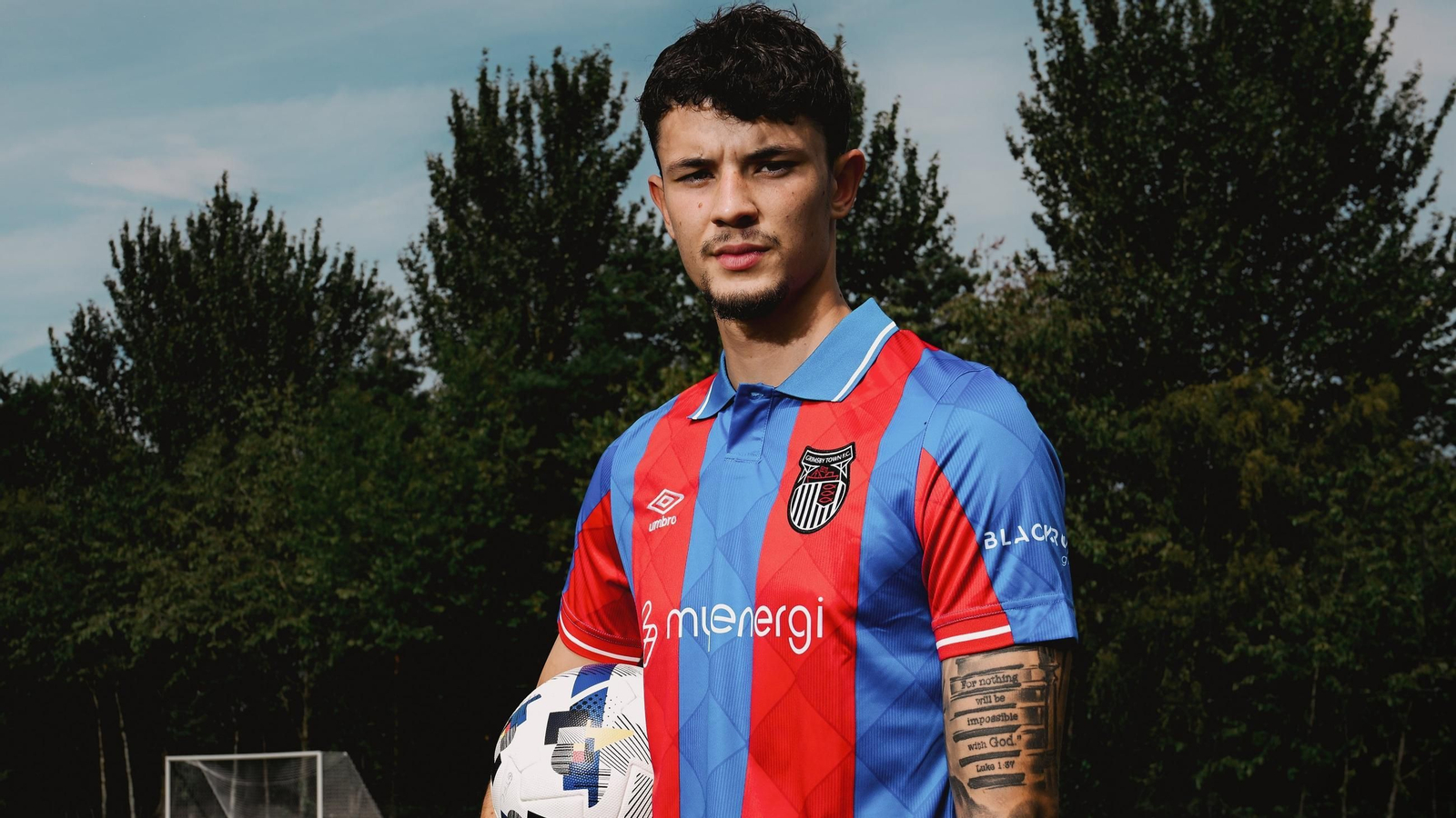 Jude Soonsup-Bell, ex del Córdoba CF, posa con los colores del Grimsby Town.