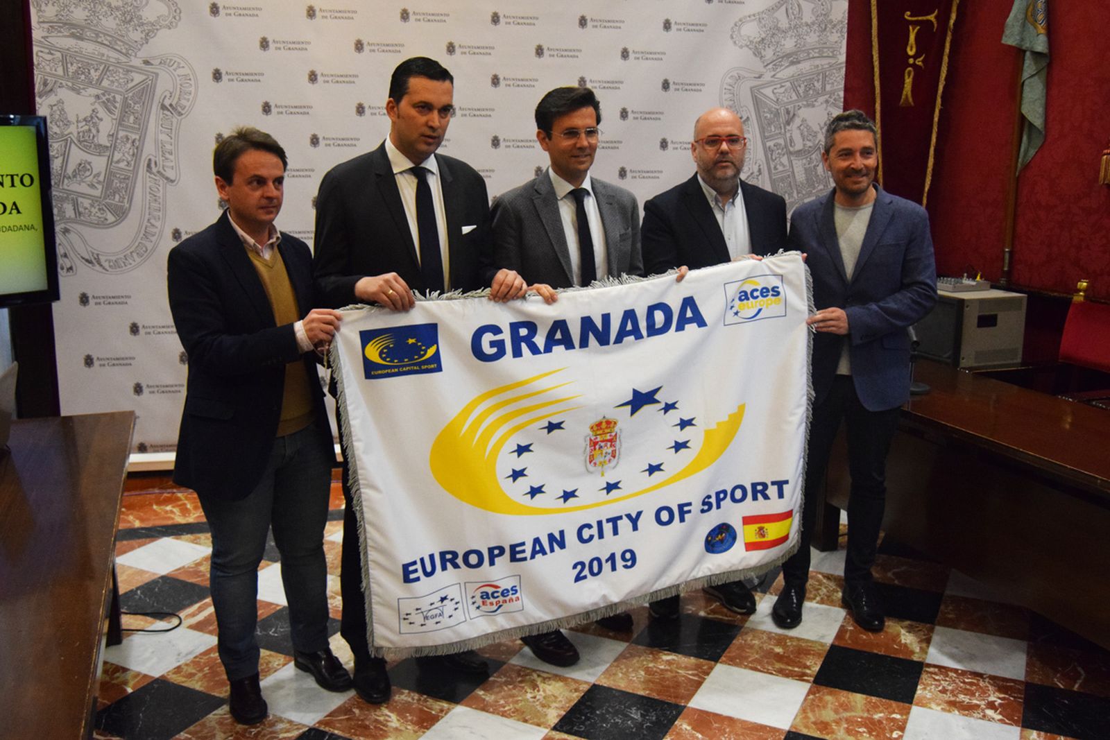 Francisco Cuenca junto a representantes políticos y los presidentes del Fundación CB Granada y el CD Tear.