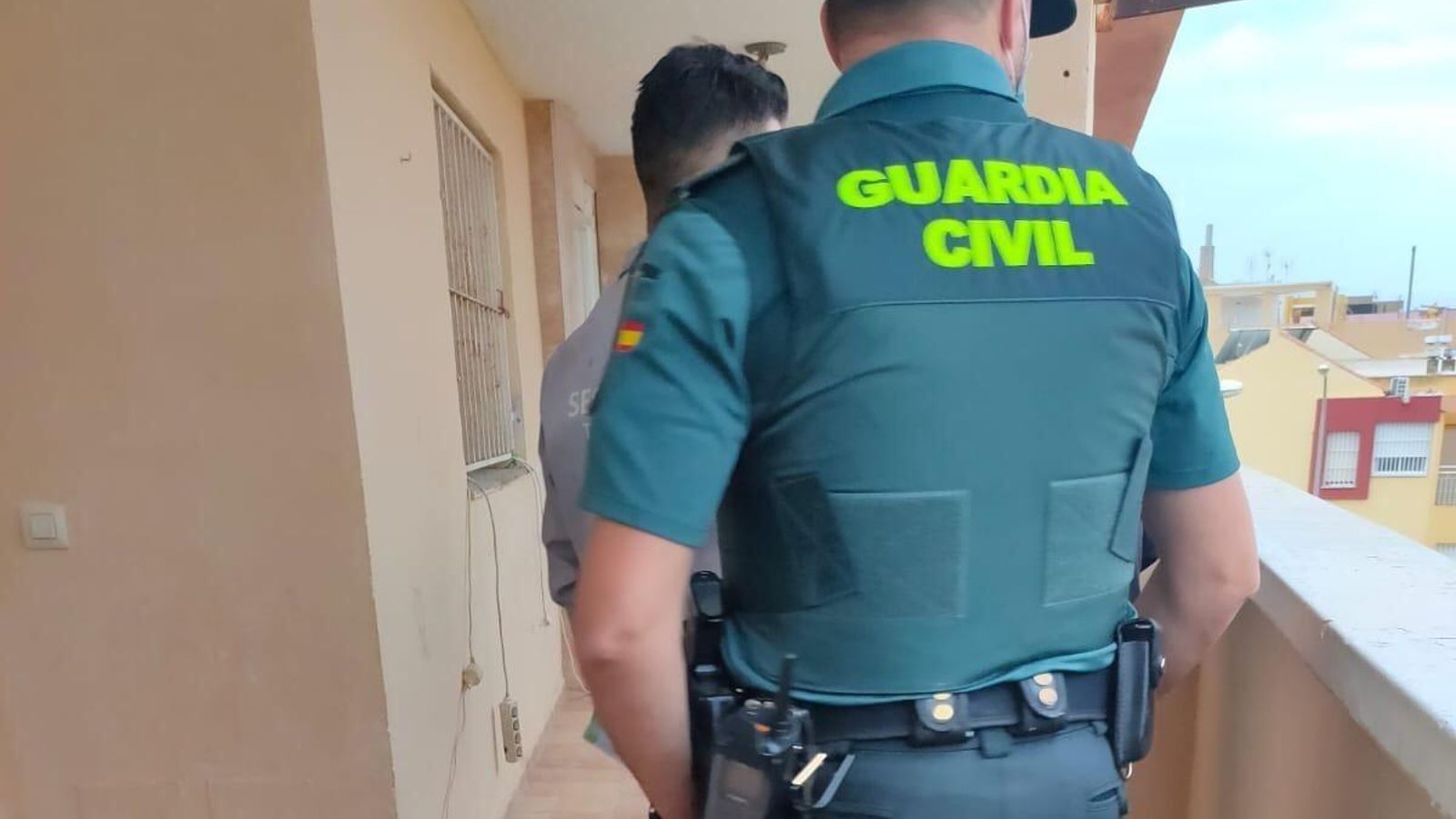 La Guardia Civil inspecciona la vivienda tras el desalojo.