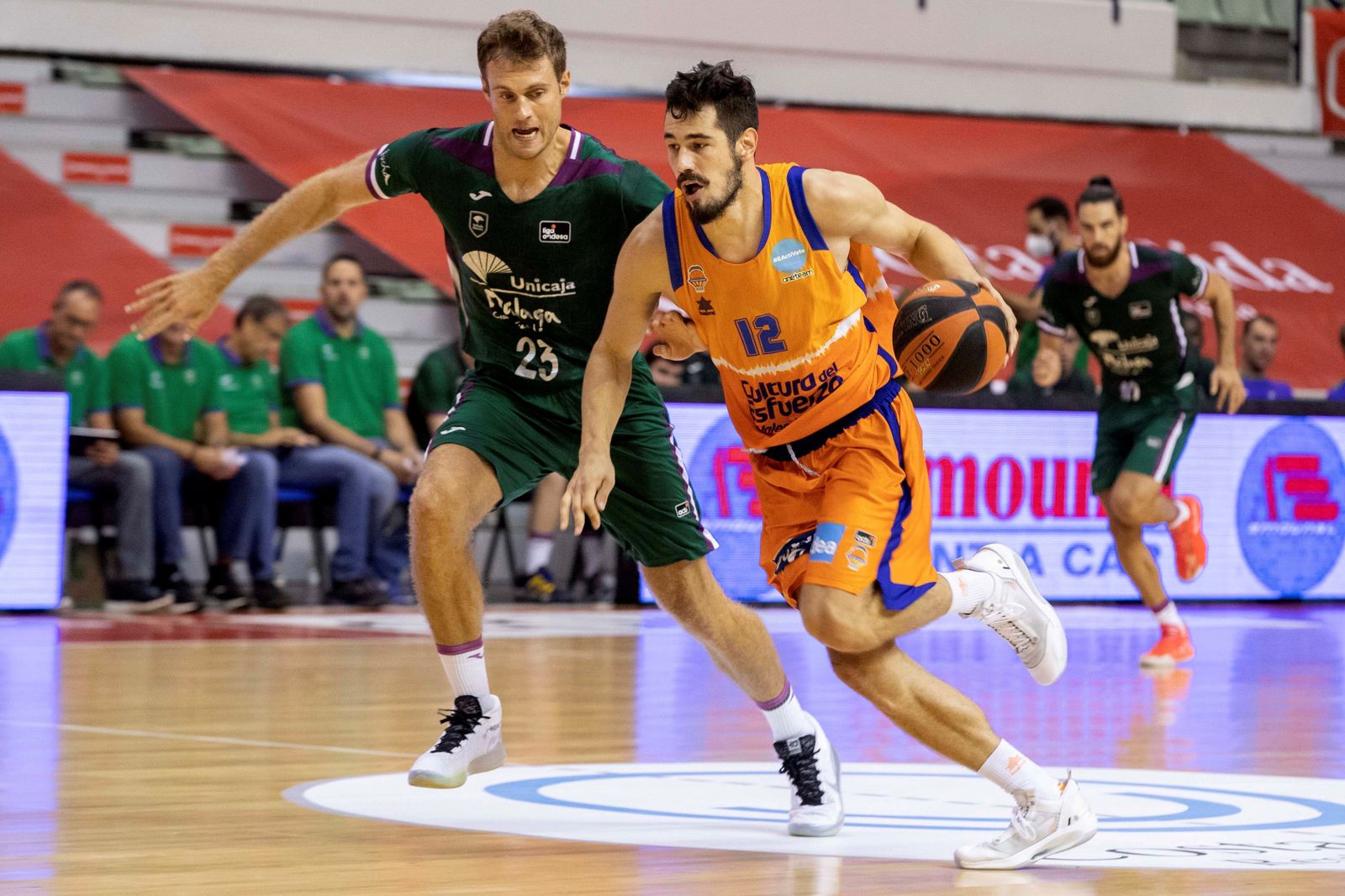 Abromaitis persigue a Kalinic.