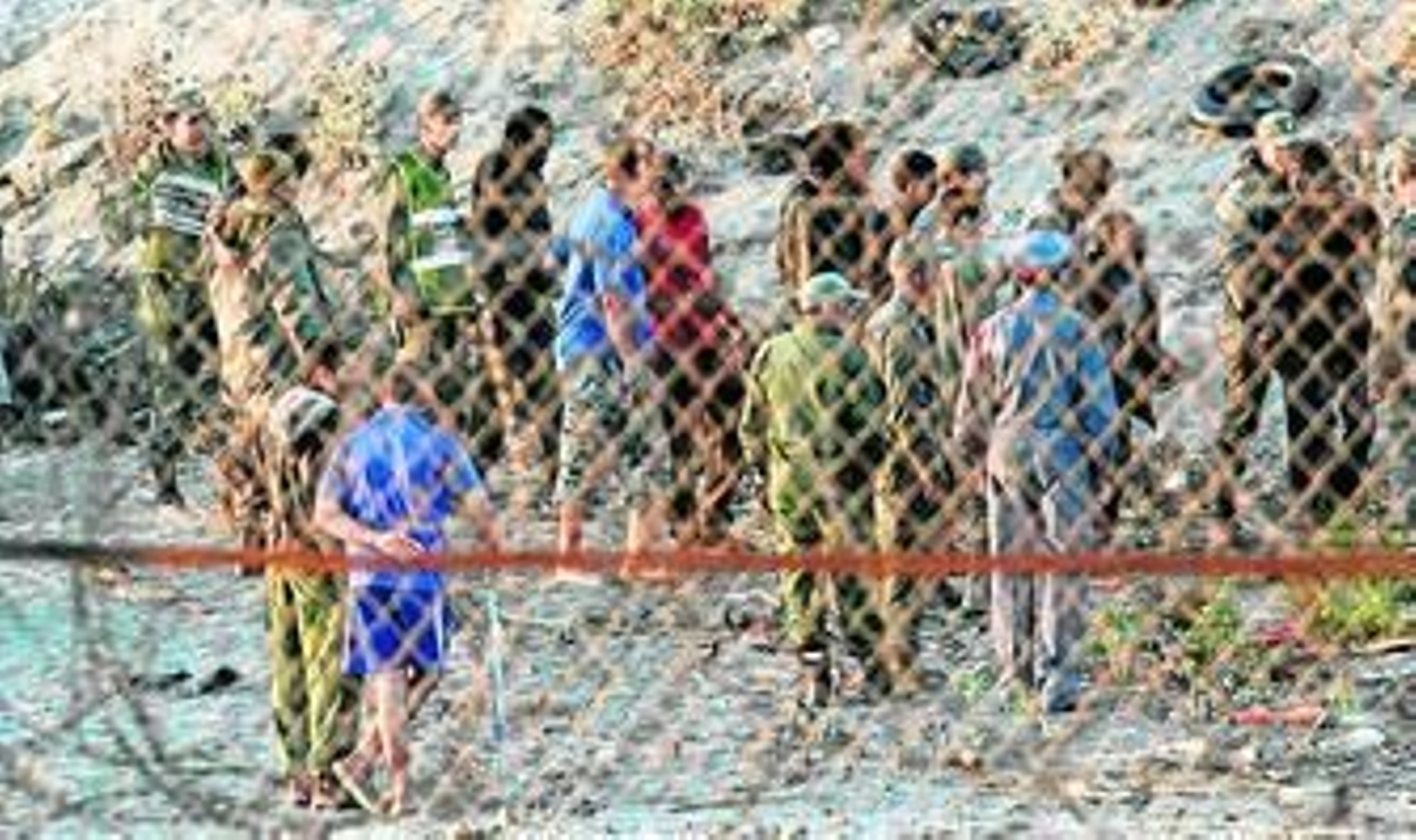 Agentes marroquíes, ayer en la playa del Tarajal.