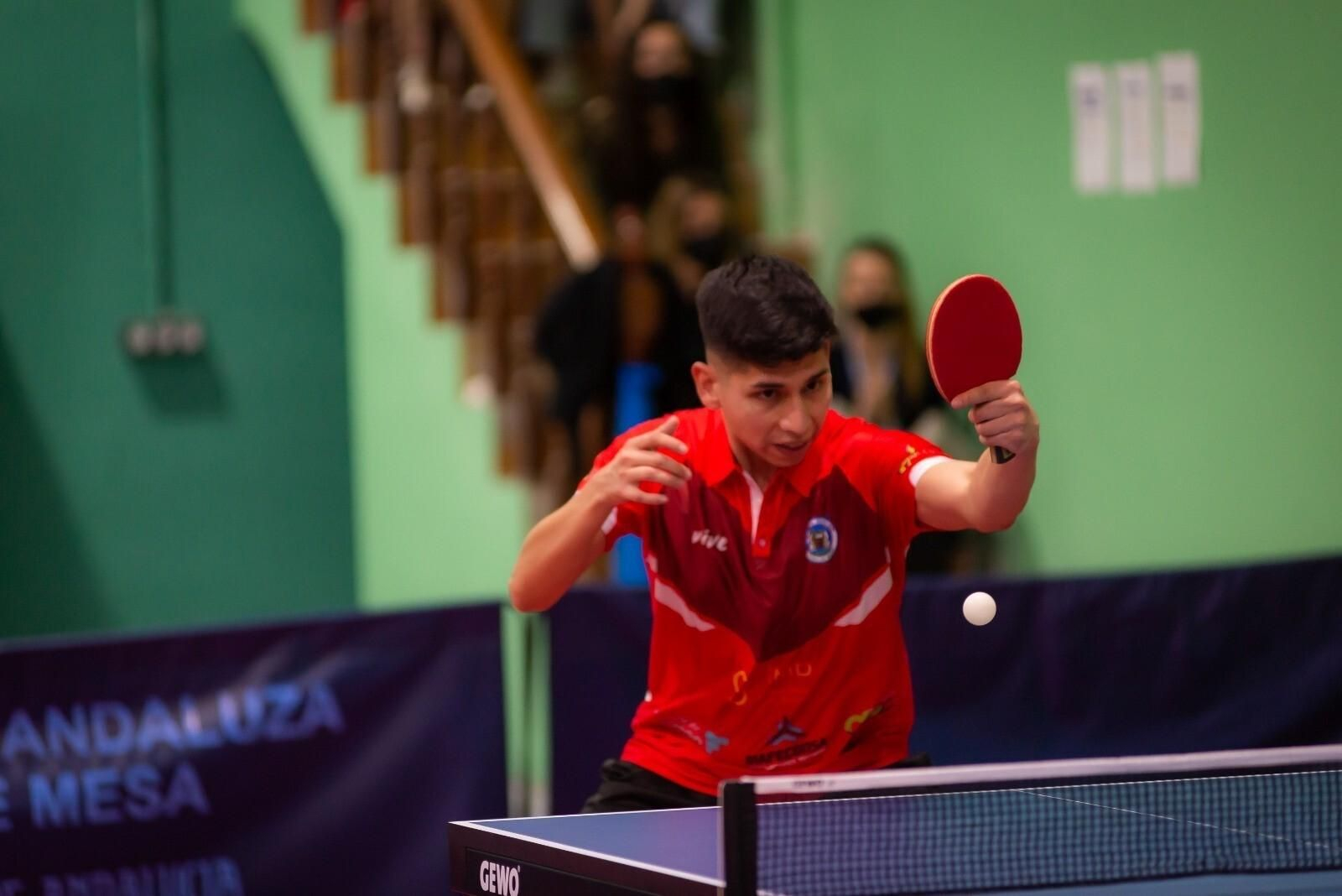 El chileno Gustavo Gómez, que ganó los dos puntos para el Doc Servicios Híspalis, durante uno de sus partidos.