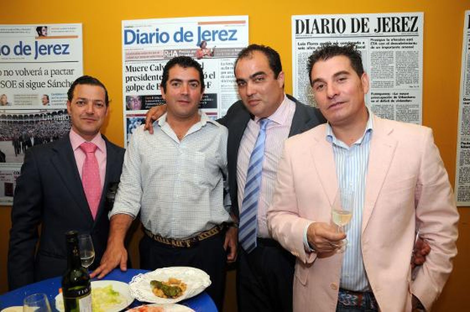 Gabino Gañán y Antonio López, de Angasur, con David Fernández.

Foto: Manuel Mateo