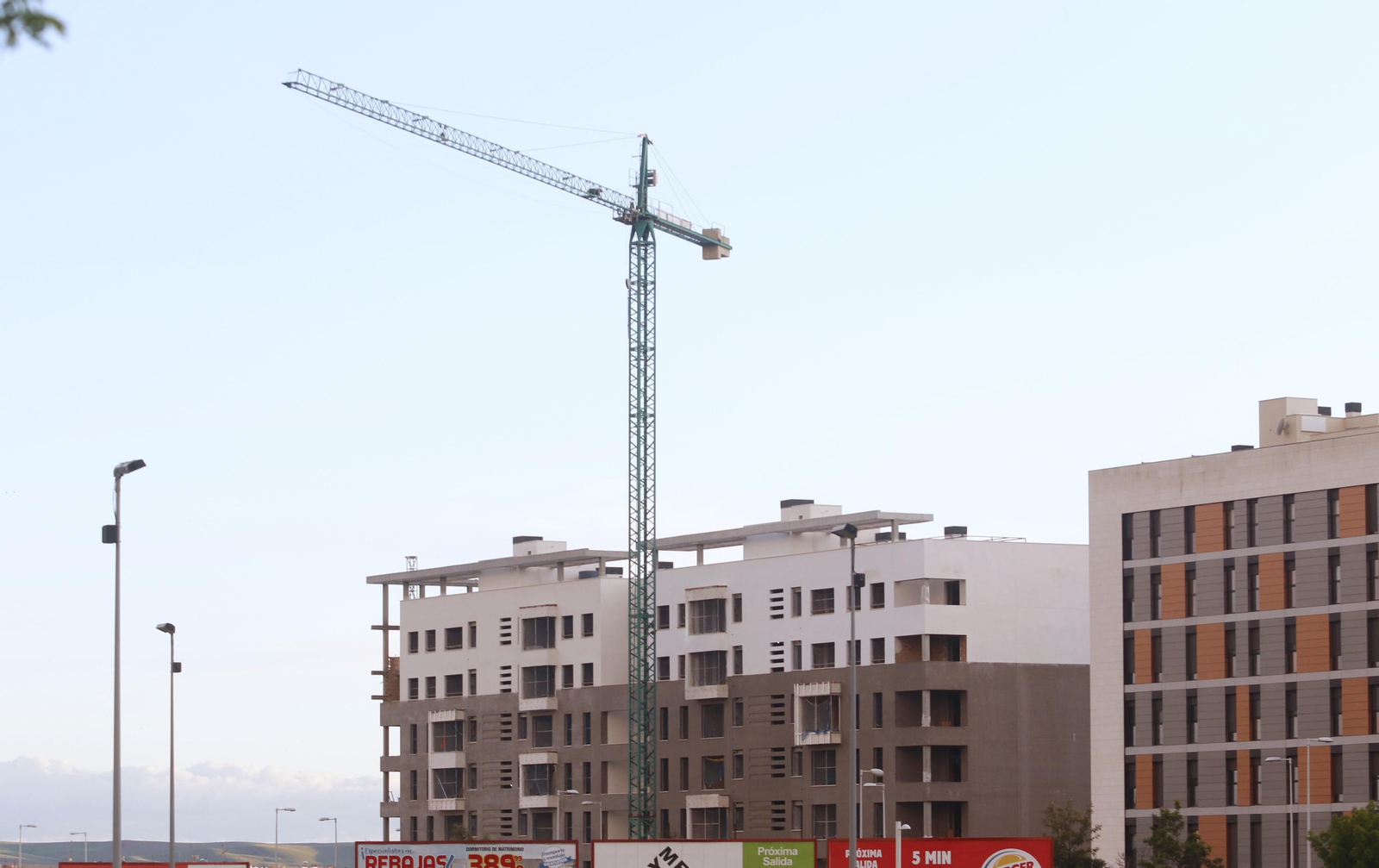 Una grúa en una de las obras paradas en la capital durante el estado de alarma.