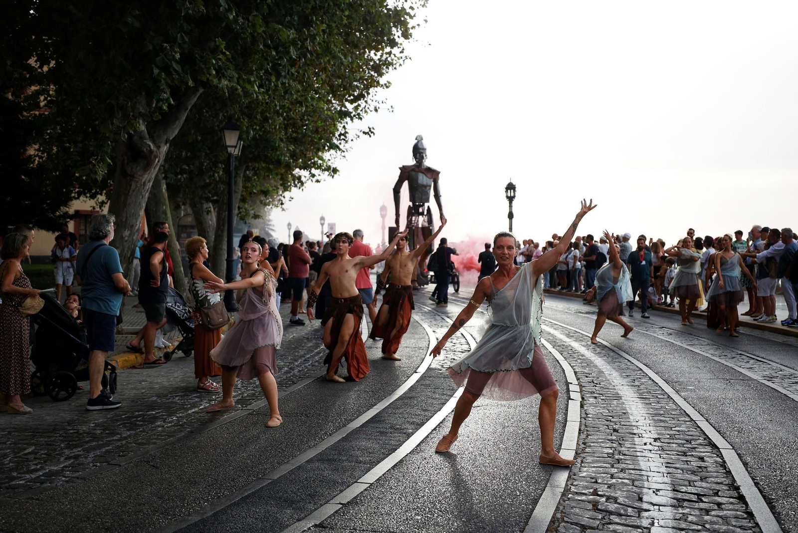 Las imágenes de Gades Romana 2025: la comitiva y el espectáculo inaugural en Cádiz