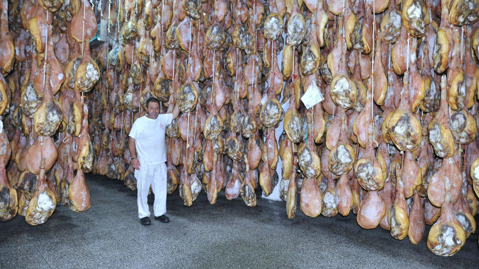 Los jamones de Trevélez, uno de sus grandes atractivos Los jamones de Trevélez, uno de sus grandes atractivos