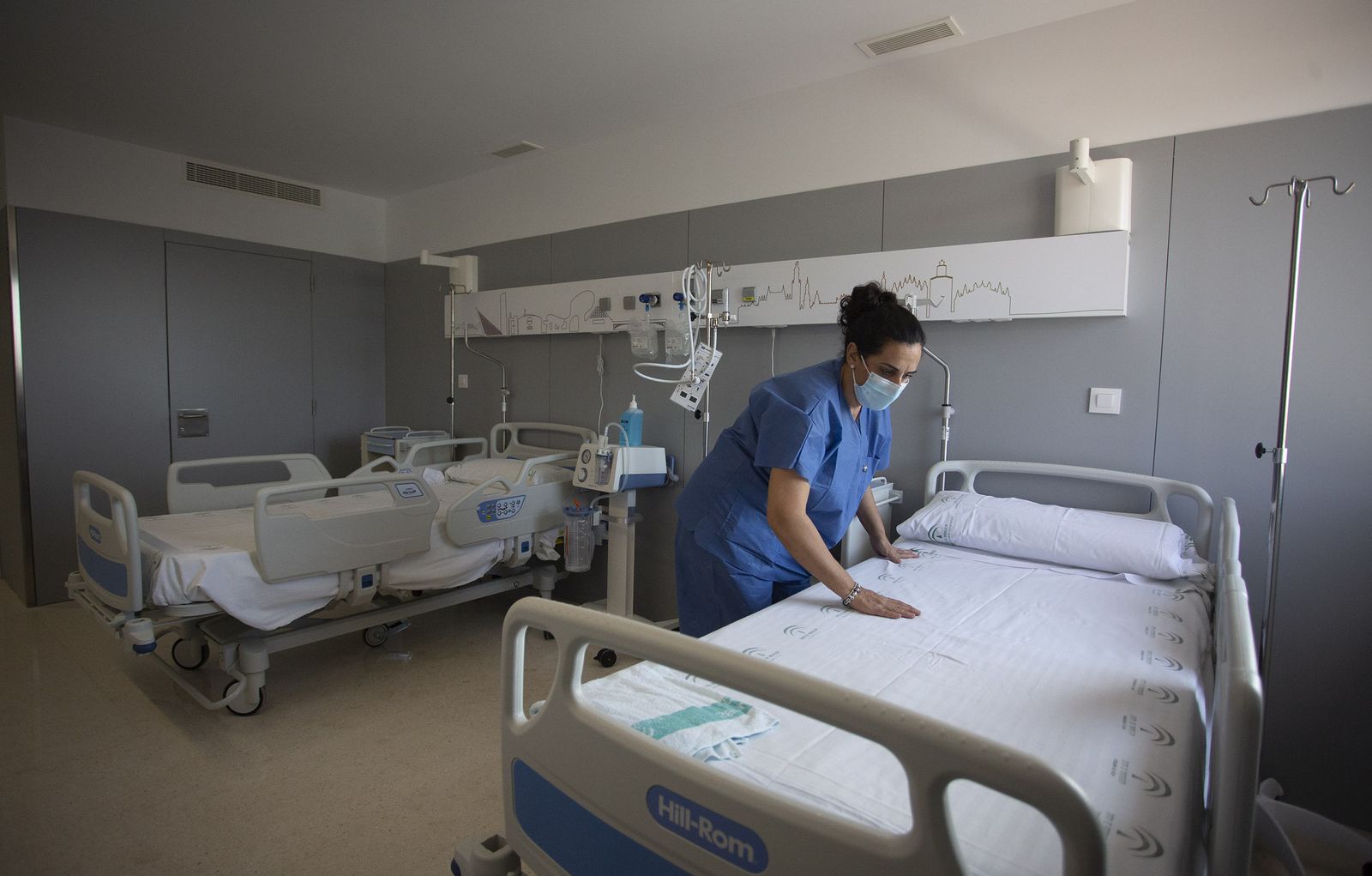 Una trabajadora sanitaria prepara una de las camas del Hospital Militar.