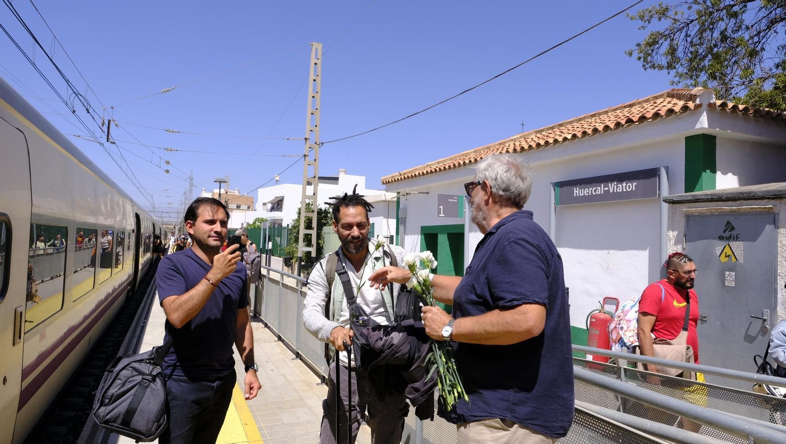 Claveles en defensa del tren en la provincia de Almería, en imágenes