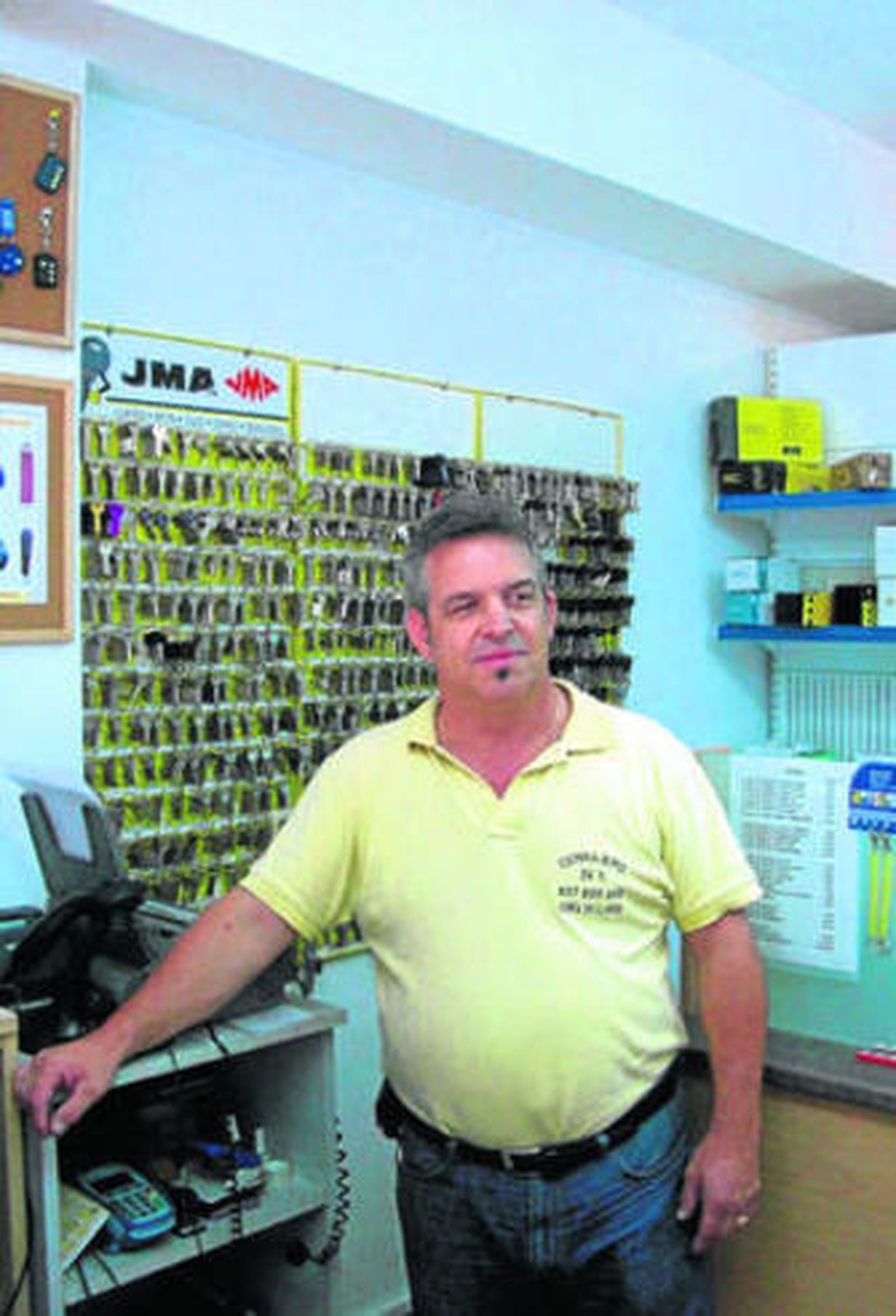 Iñaki Miral, en el establecimiento donde trabaja.