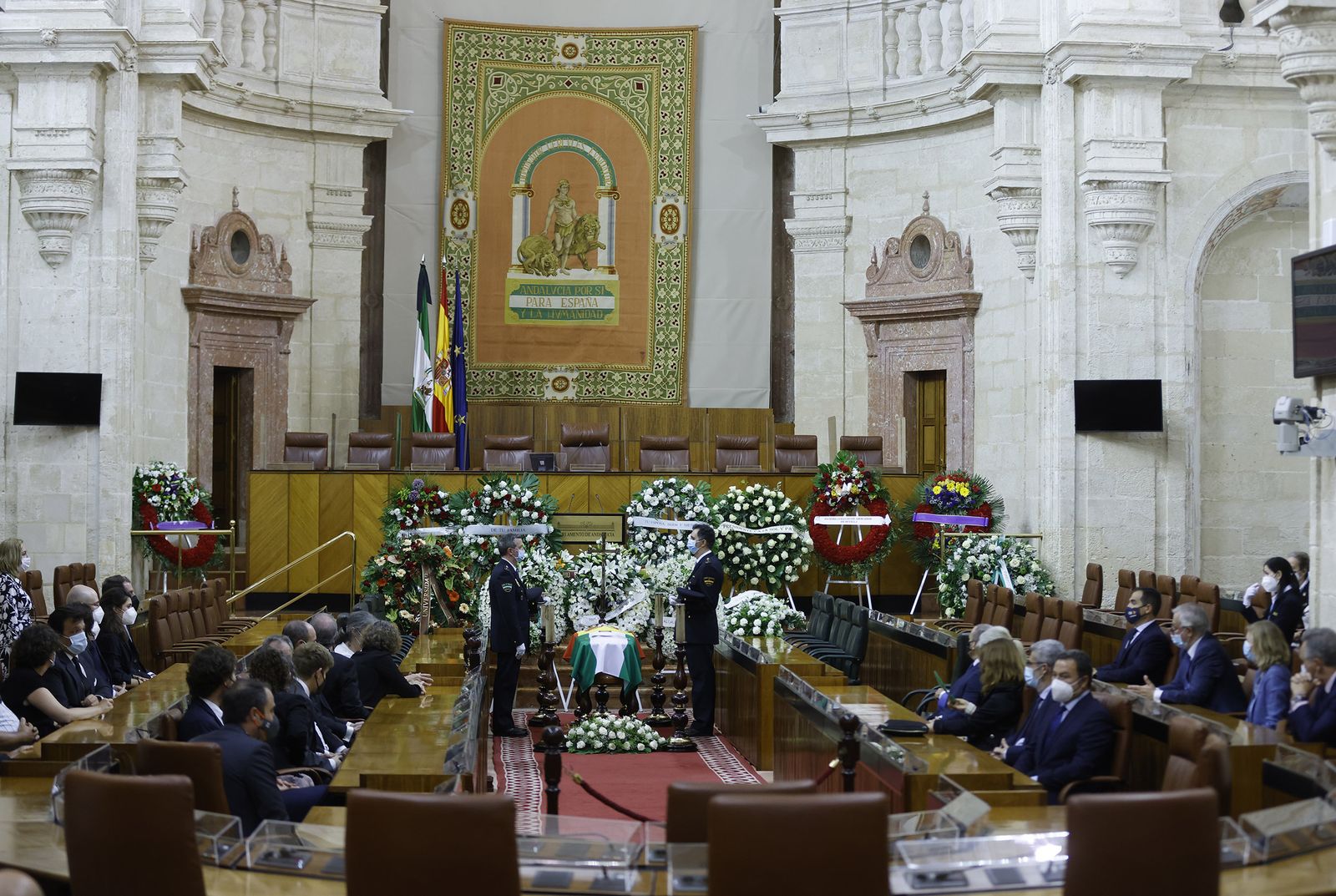 Las imágenes de la capilla ardiente de Manuel Clavero en el Parlamento de Andalucía