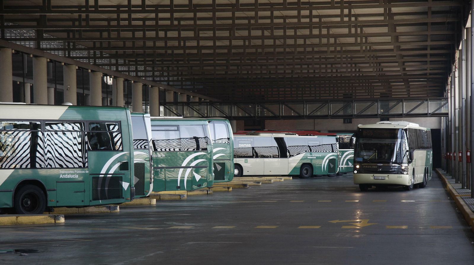 Autobuses aparcados en la estación de Plaza de Armas, la principal de la capital sevillana.