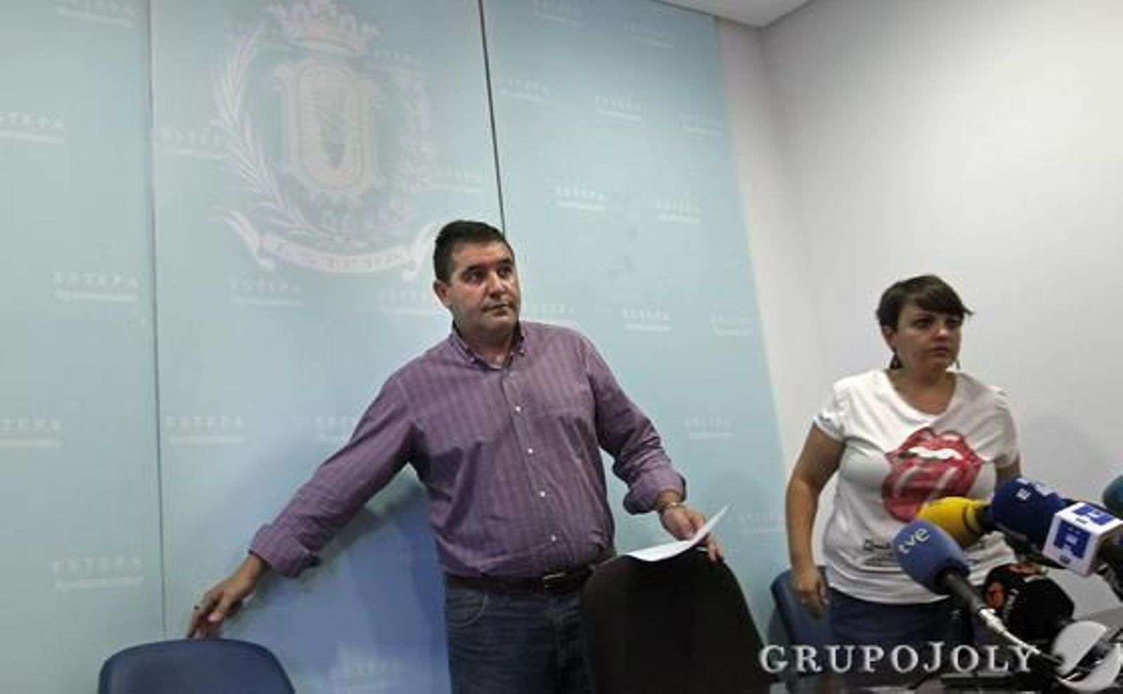 El alcalde de Estepa, Miguel Fernández Baena, durante su rueda de prensa. / Juan Carlos Muñoz