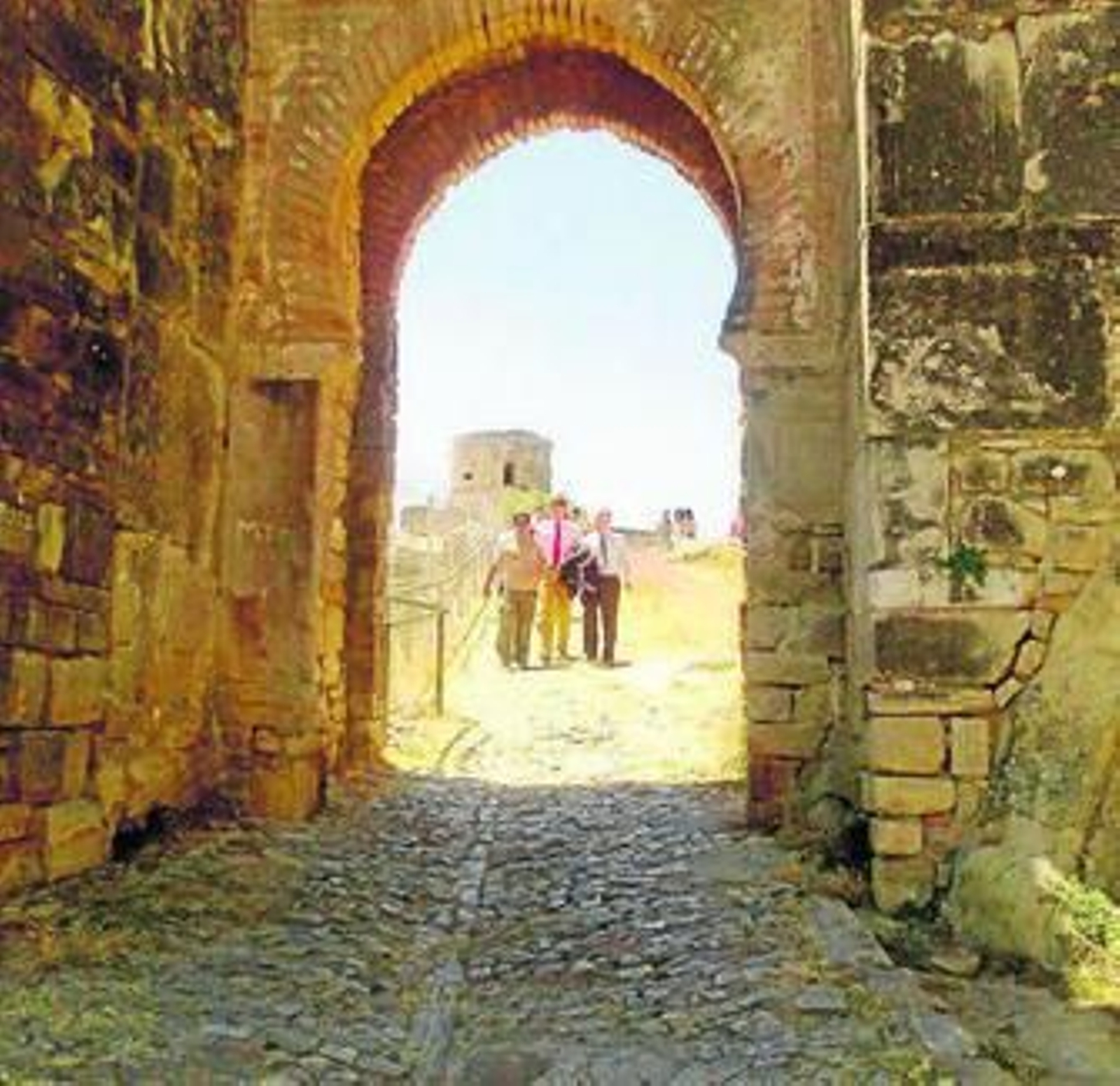 El subdelegado del Gobierno de Cádiz visitando el castillo, ayer.